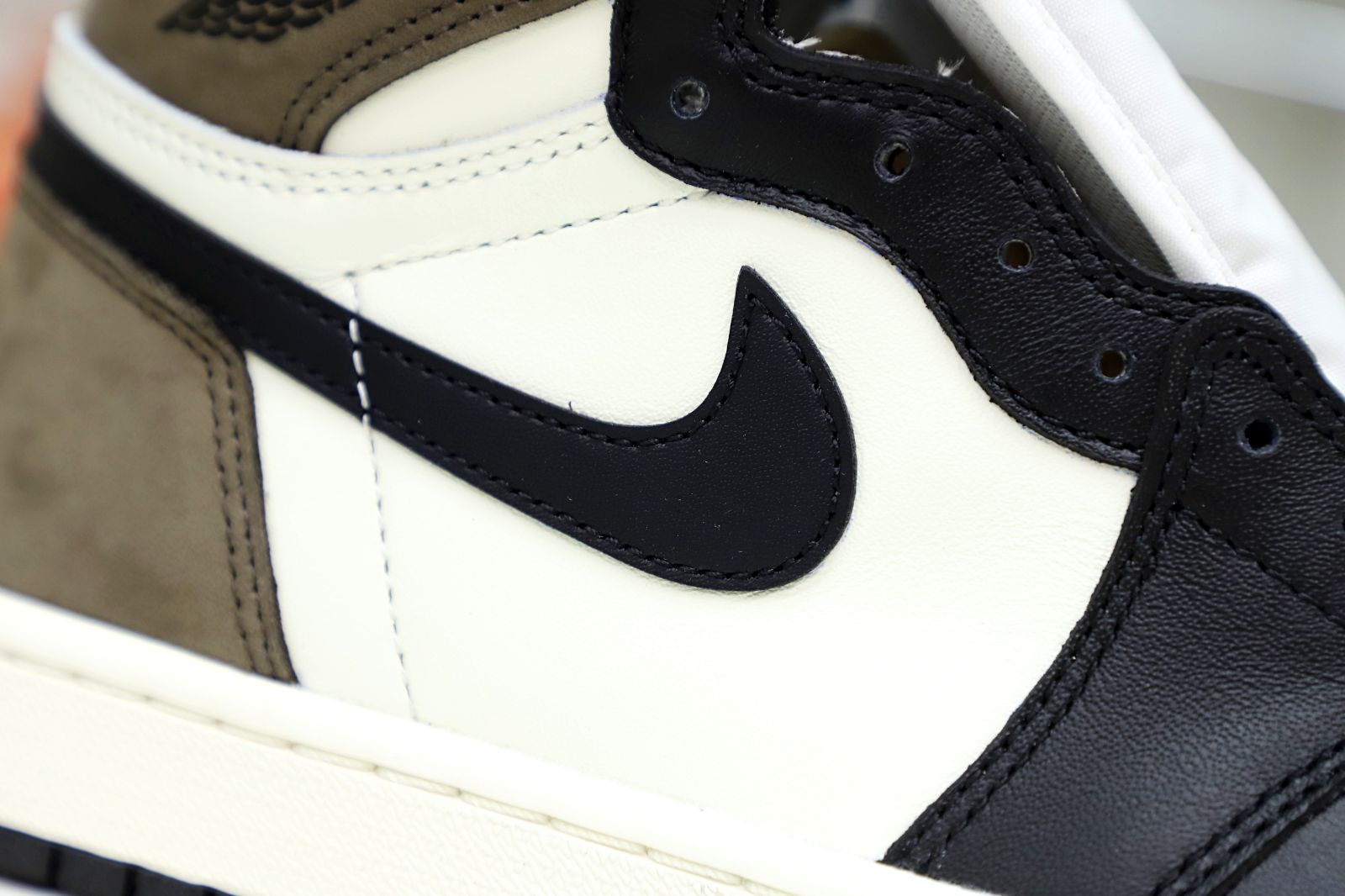 Kimi kick AIR JORDAN 1 RETRO HIGH OG 'DARK MOCHA'