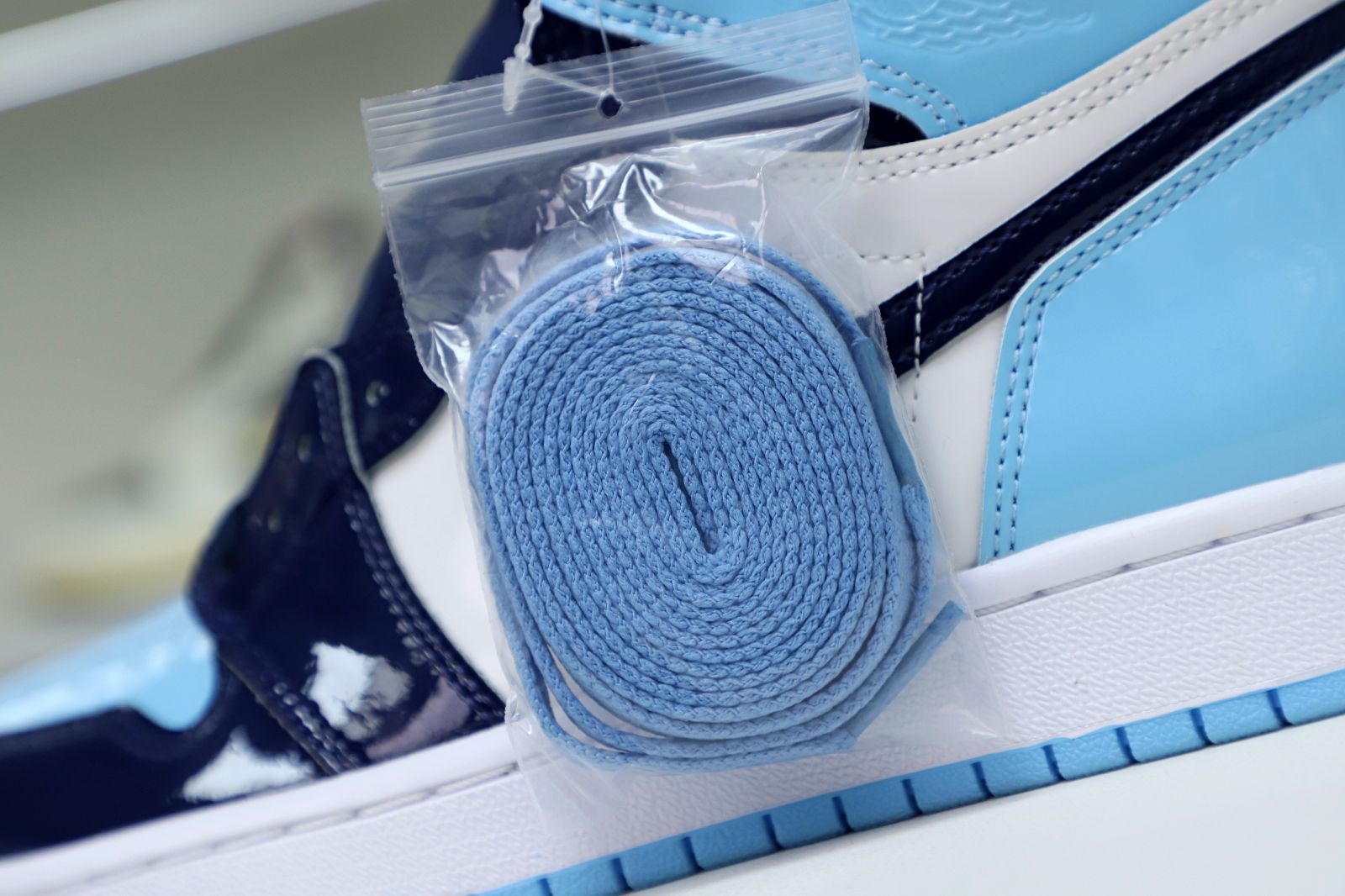 Kimi kick WMNS AIR JORDAN 1 RETRO HIGH OG 'BLUE CHILL'