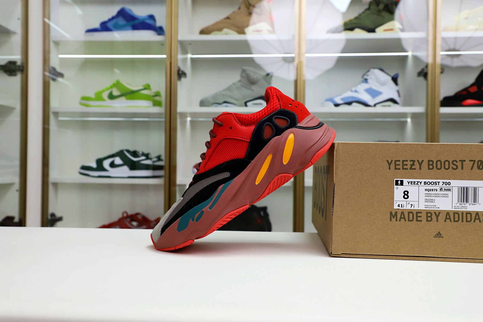 Kimi kick YEEZY BOOST 700 HI-RES RED HQ6979