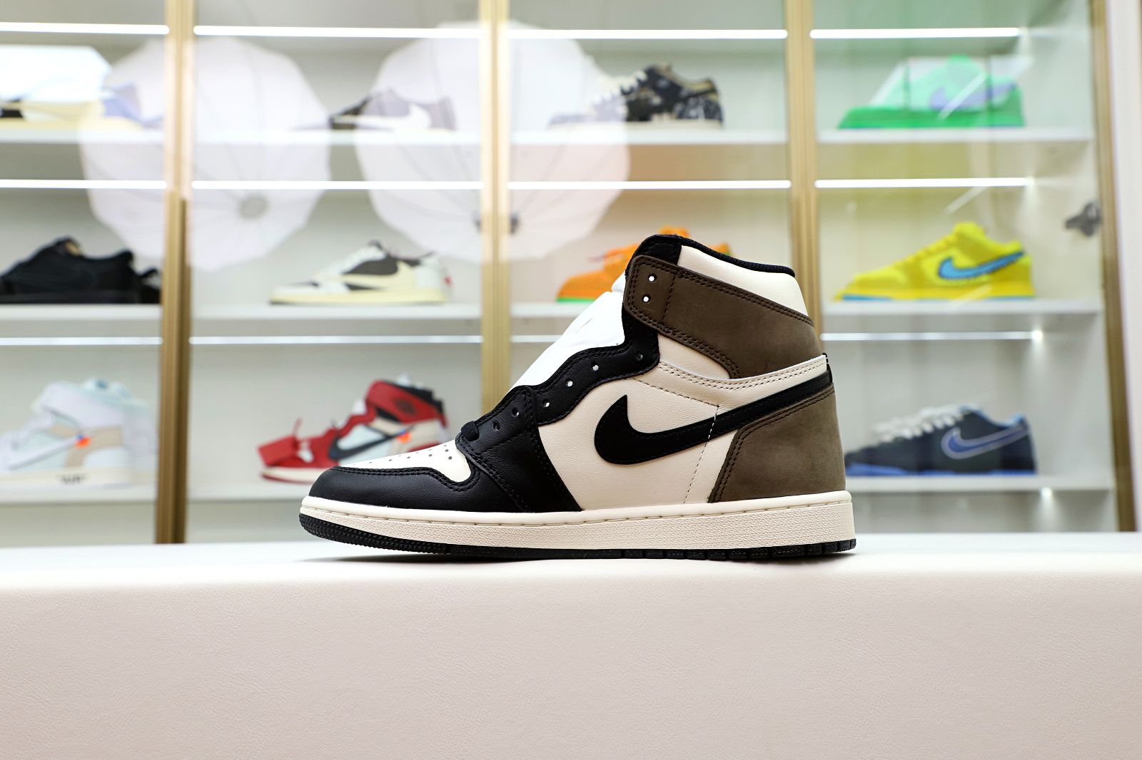 Kimi kick AIR JORDAN 1 RETRO HIGH OG 'DARK MOCHA'