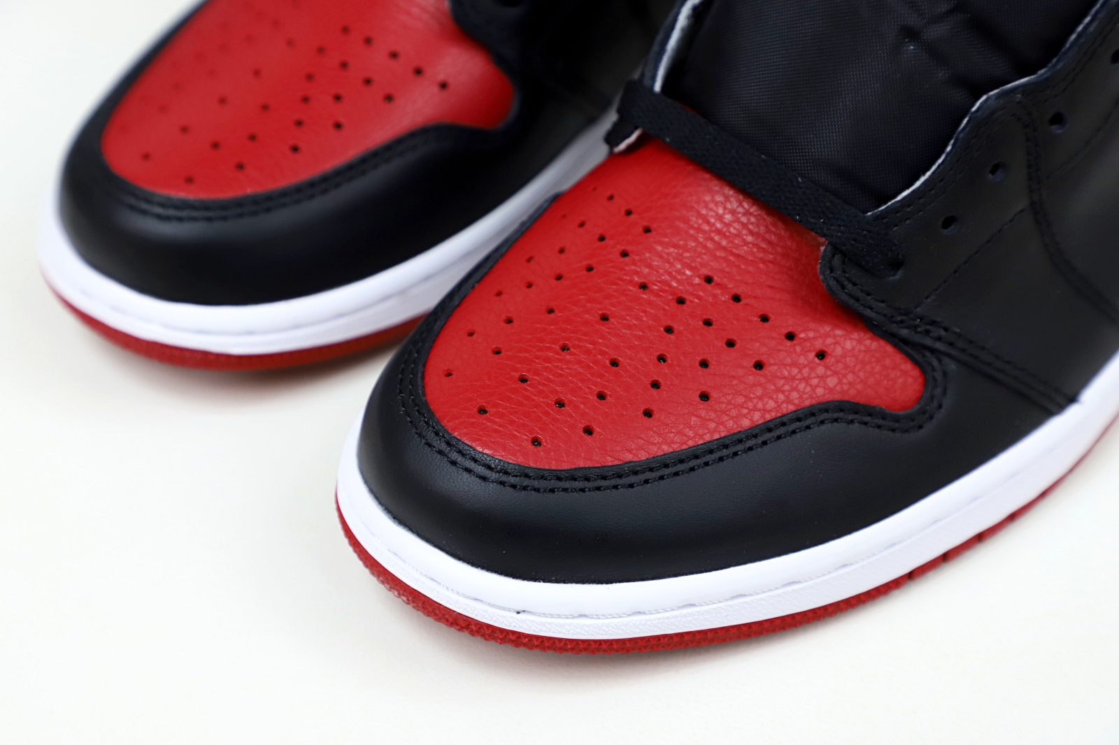 Kimi kick AIR JORDAN 1 RETRO HIGH OG 'BRED'