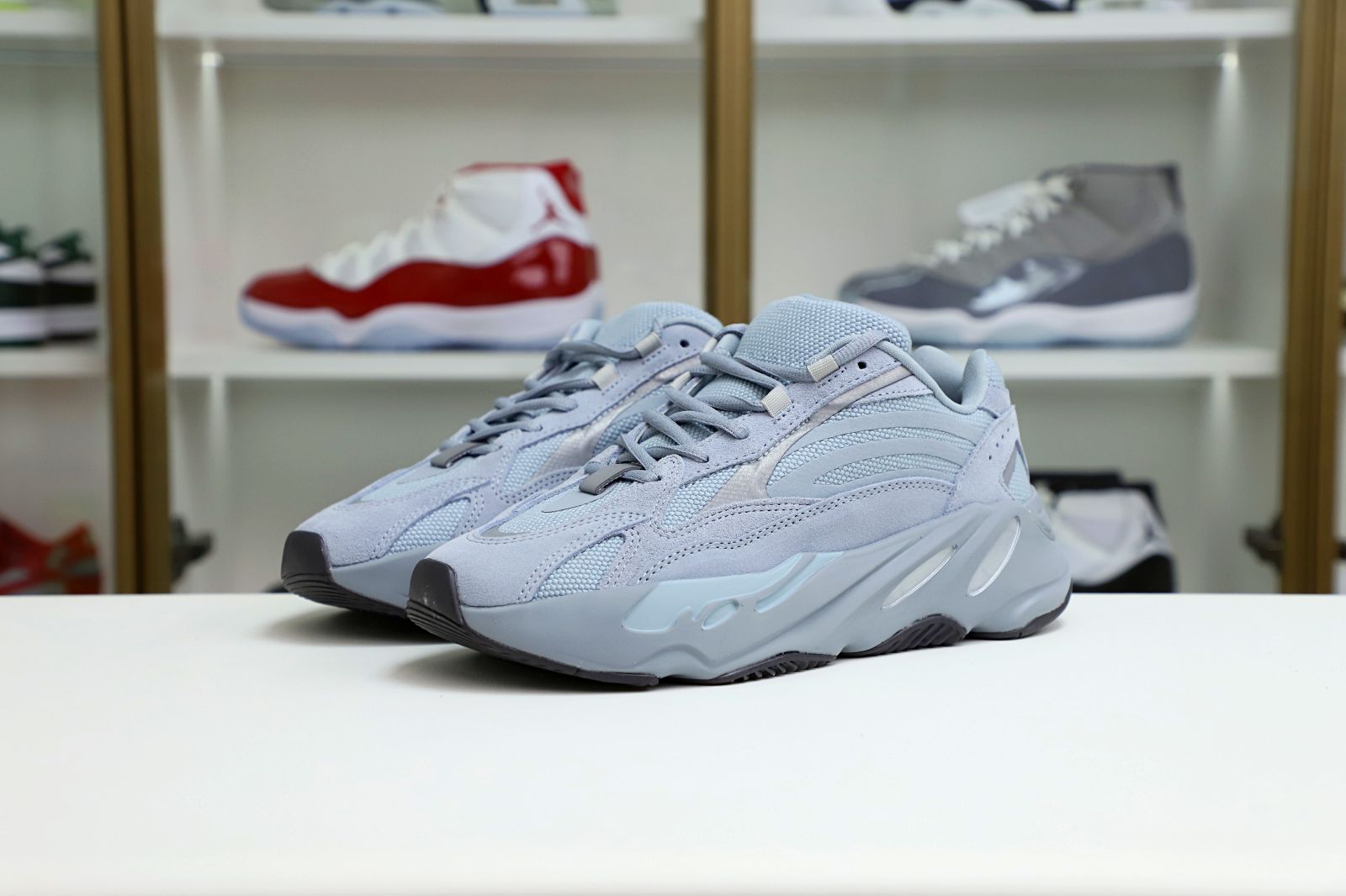 Kimi kick Yeezy boost 700 v2 hospita blue