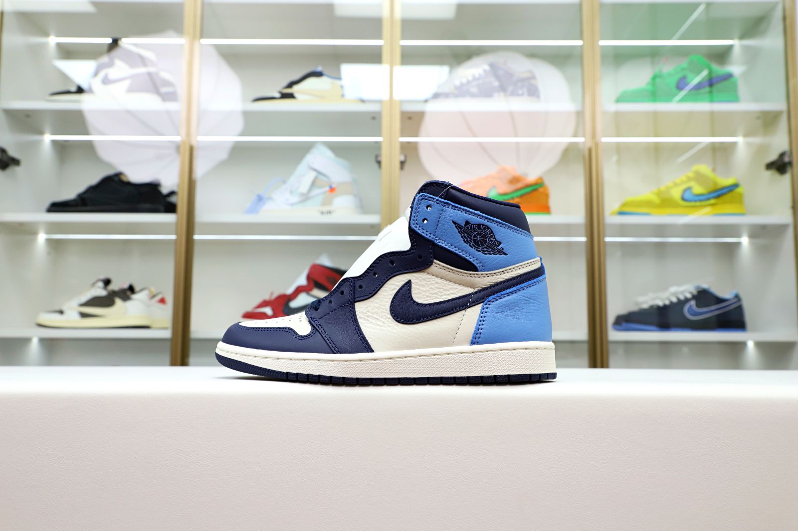 Kimi kick AIR JORDAN 1 RETRO HIGH OG 'OBSIDIAN'