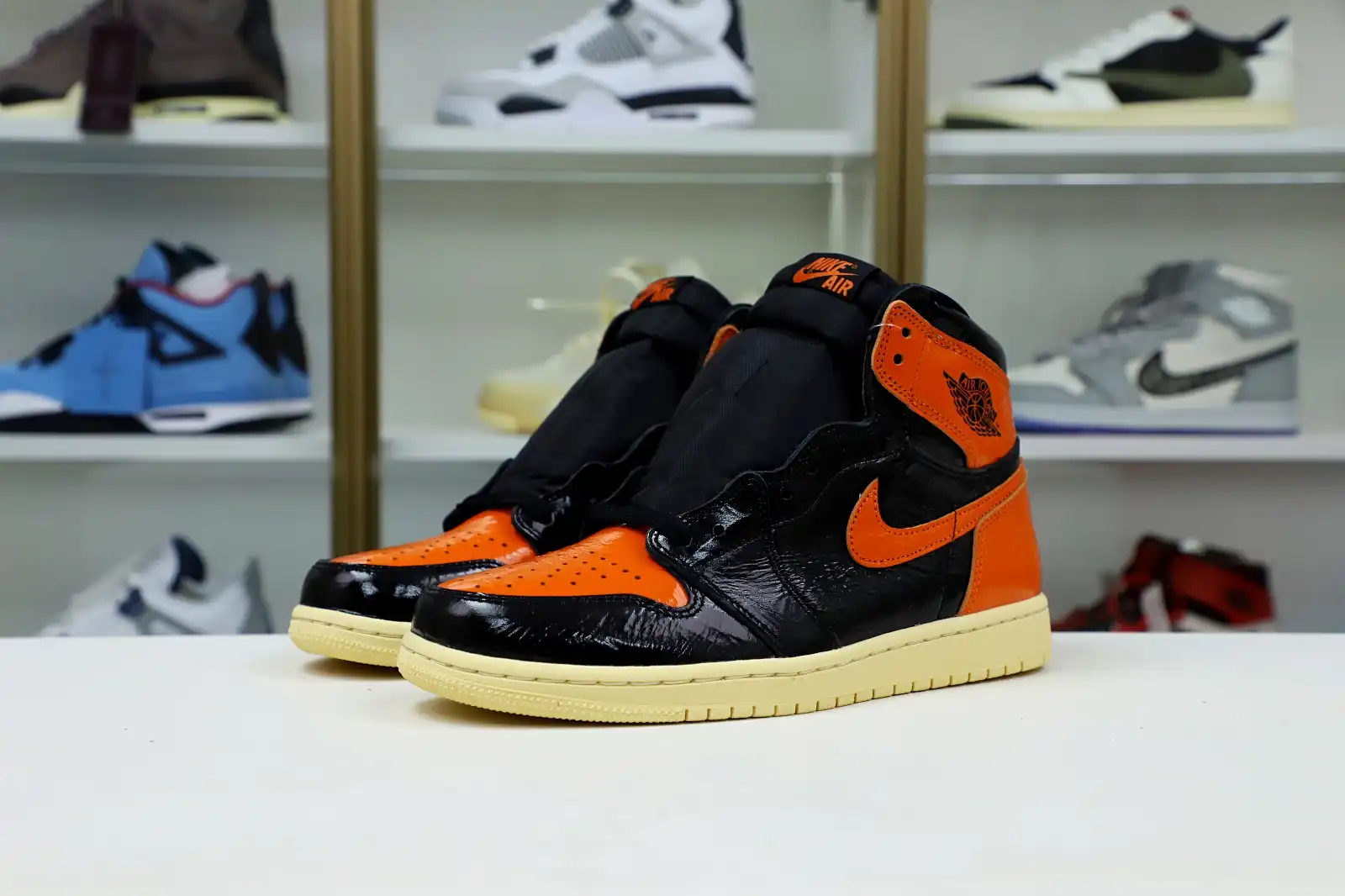 Rep Kimi kick AIR JORDAN 1 RETRO HIGH OG 'SHATTERED BACKBOARD 3.0'