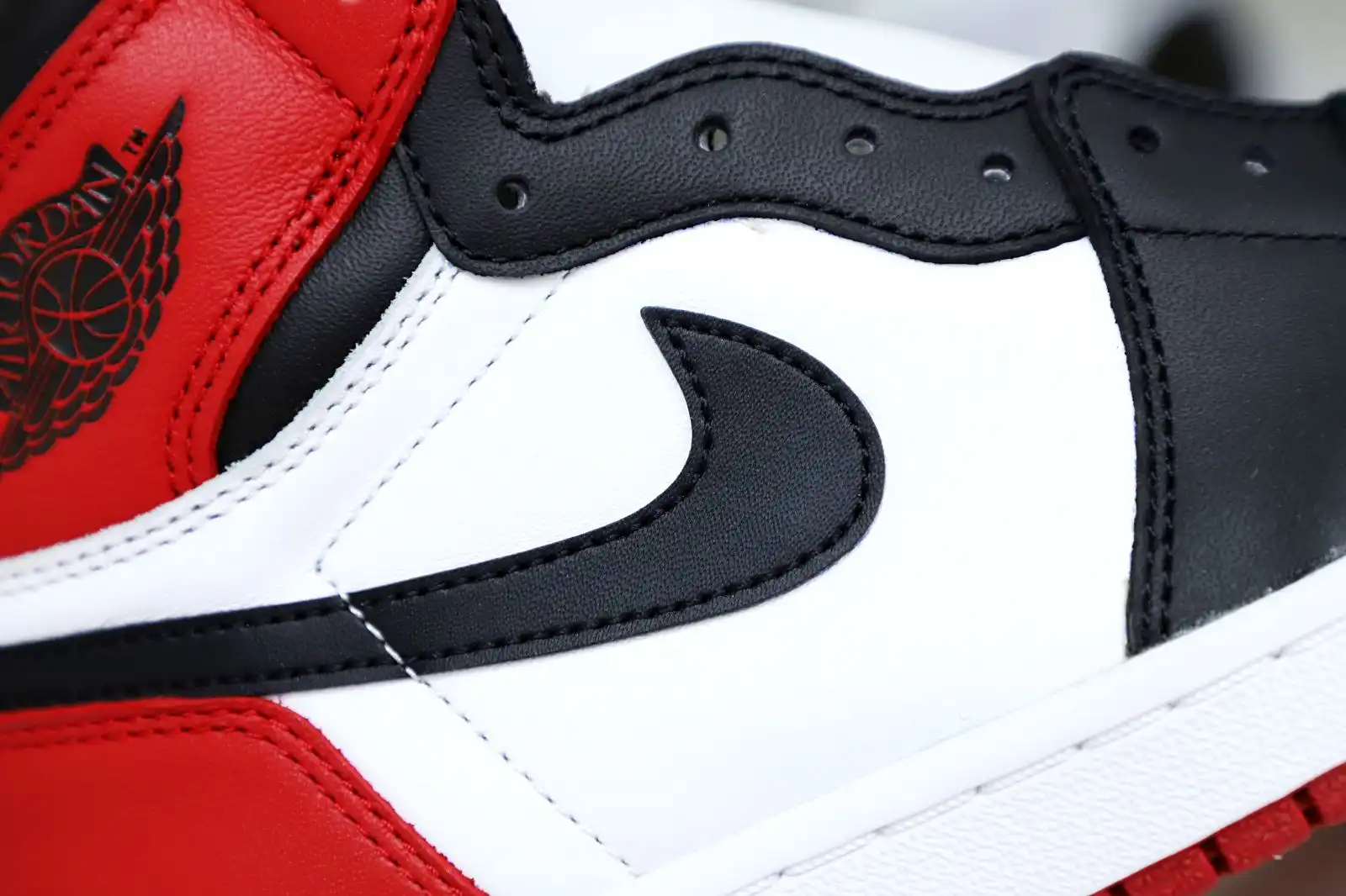 Reps Kimi kick Air Jordan 1 Retro Black Toe (2016)