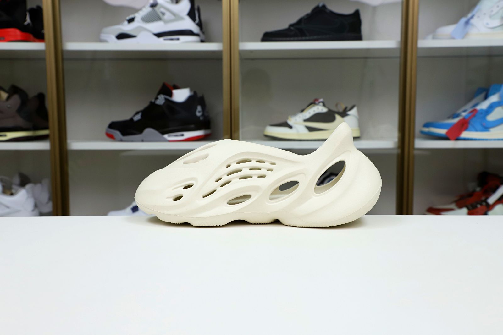 Kimi kick YEEZY FOAM RUNNER 'ARARAT'