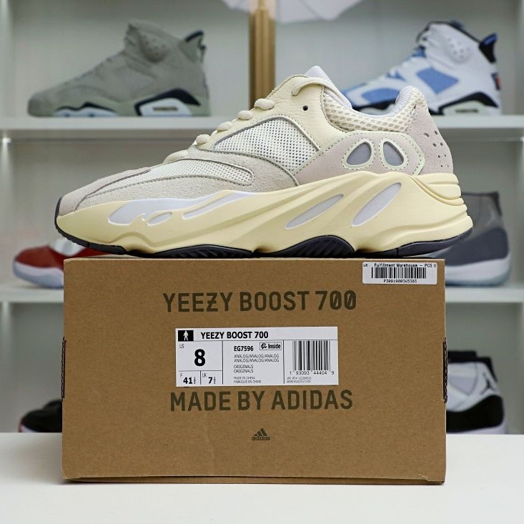 Kimi kick YEEZY BOOST 700 'ANALOG'