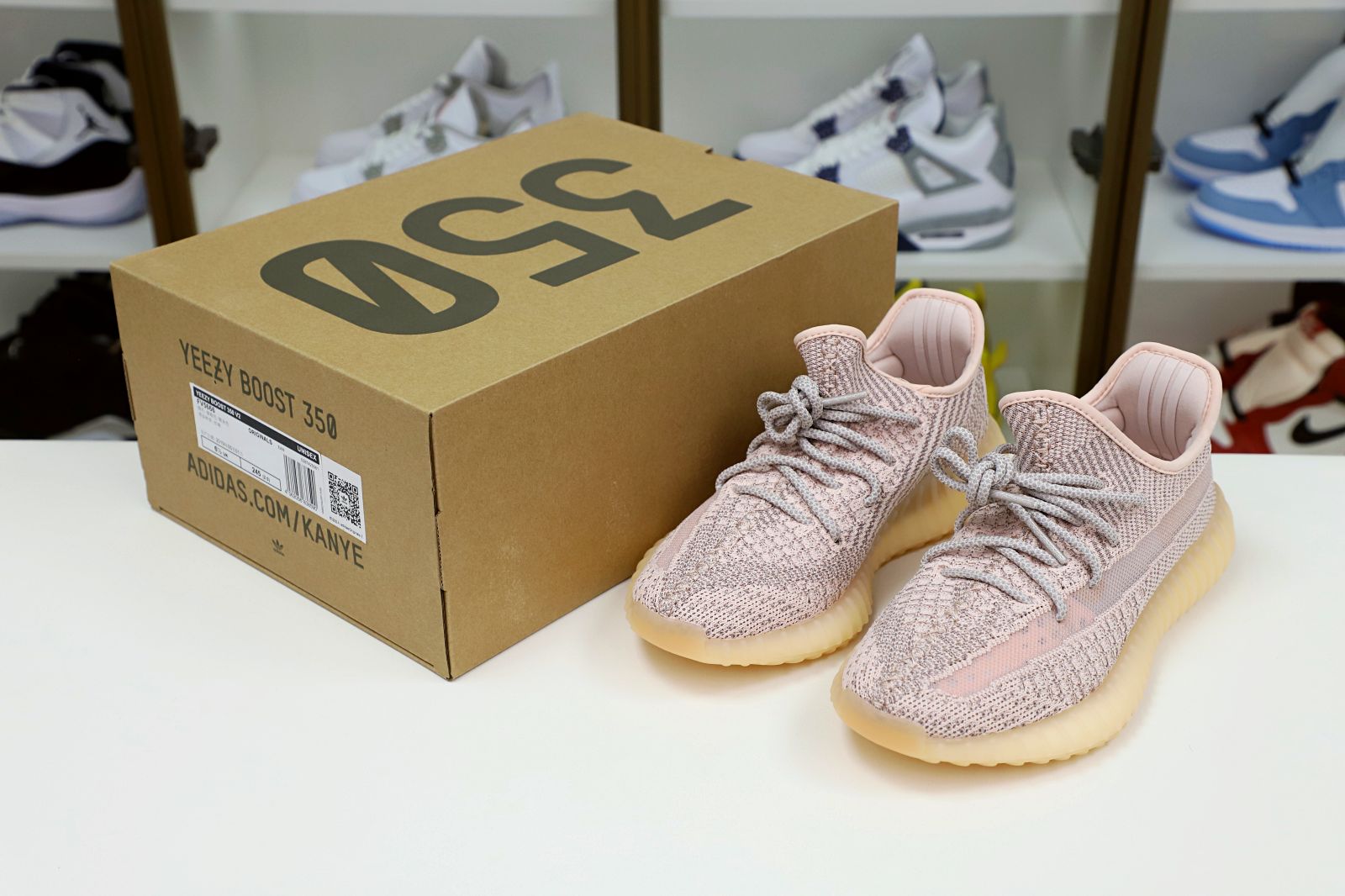 Kimi kick YEEZY BOOST 350 V2 'SYNTH REFLECTIVE'