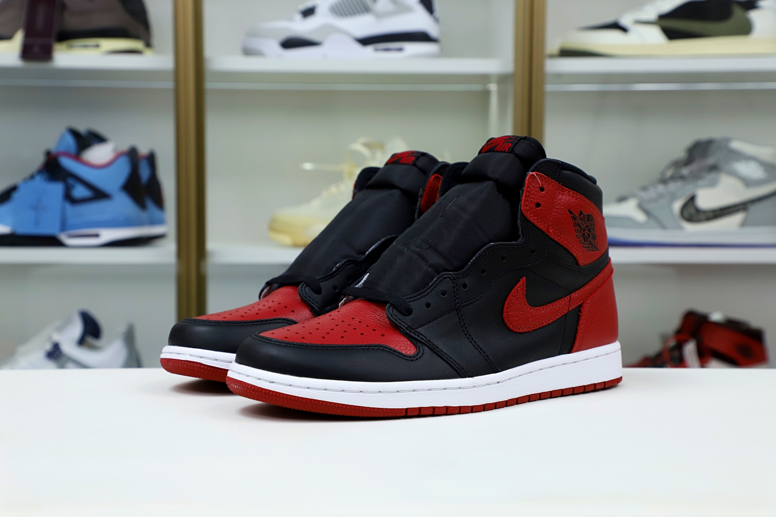 Kimi kick AIR JORDAN 1 RETRO HIGH OG 'BRED'