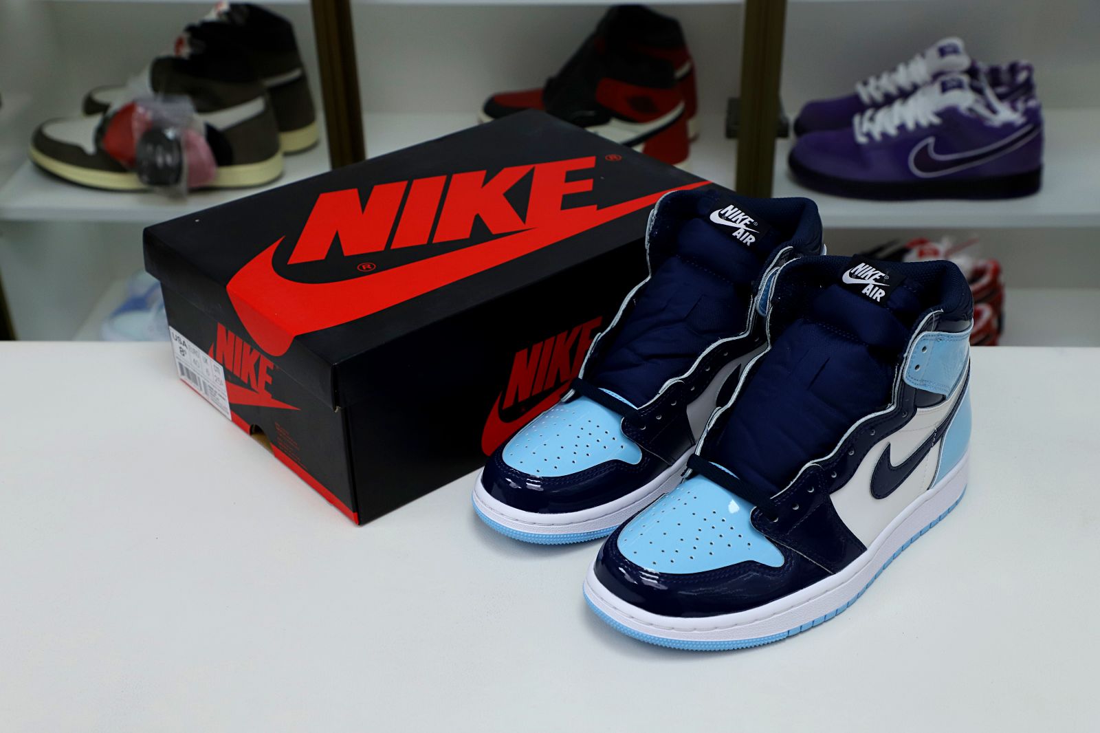 Kimi kick WMNS AIR JORDAN 1 RETRO HIGH OG 'BLUE CHILL'