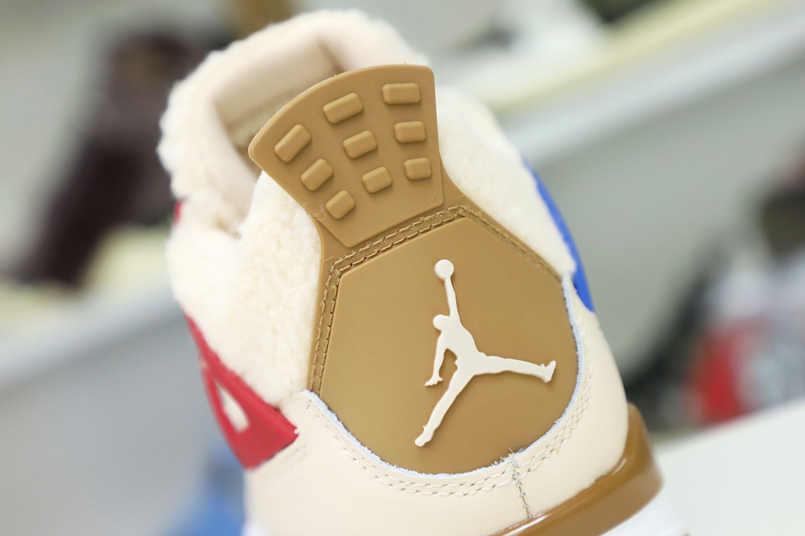 Kimi kick AIR JORDAN 4 RETRO GS 'WILD THINGS'