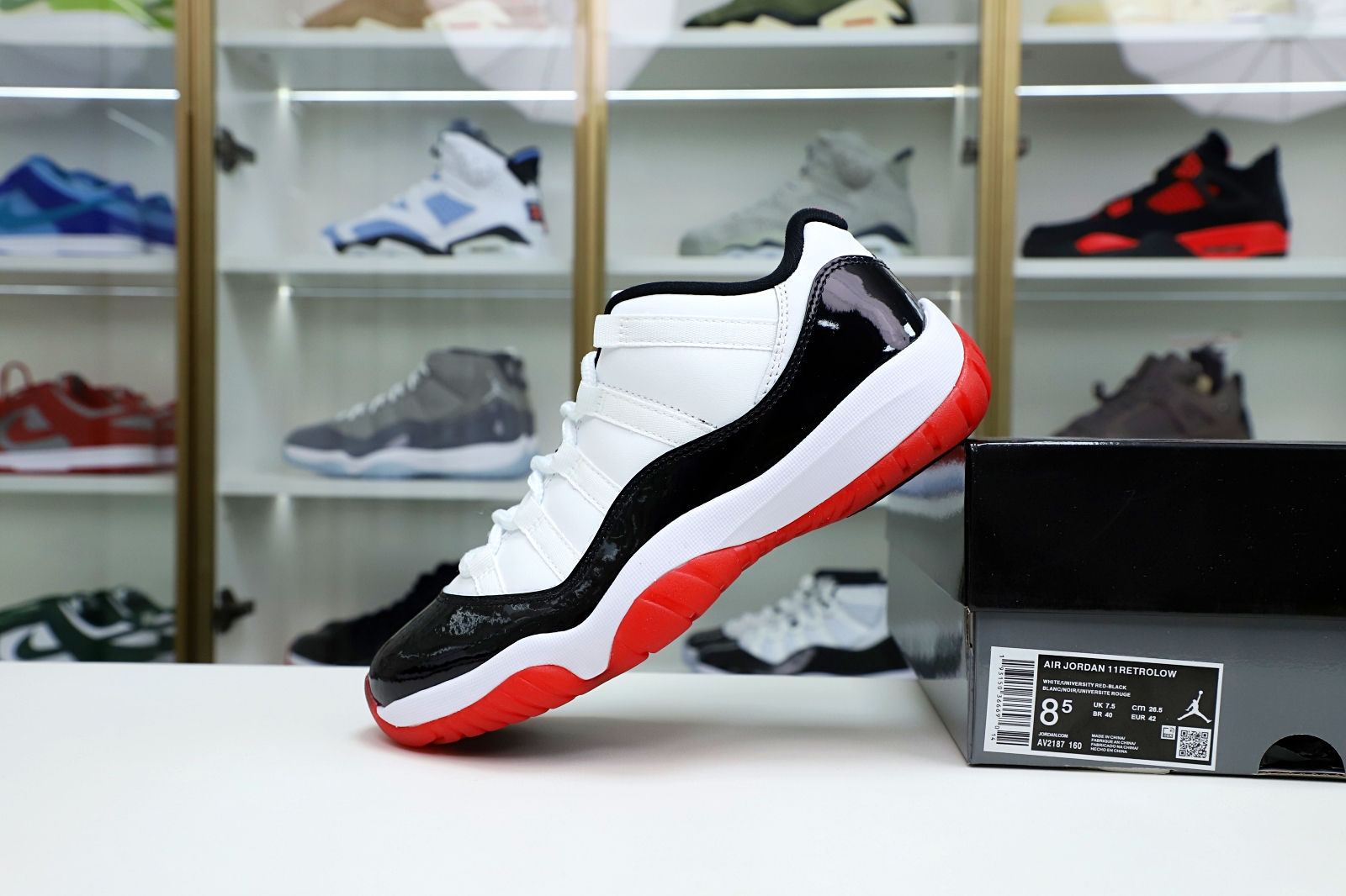 Kimi kick AIR JORDAN 11 LOW WHITE BRED