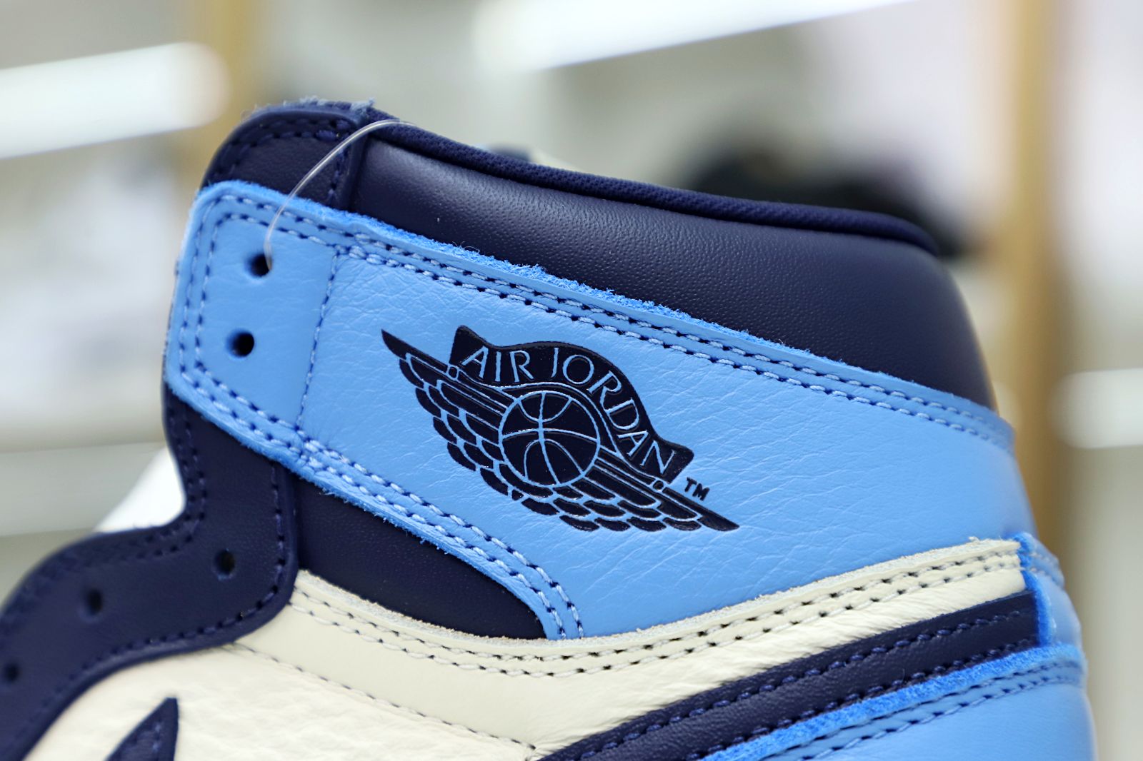 Kimi kick AIR JORDAN 1 RETRO HIGH OG 'OBSIDIAN'