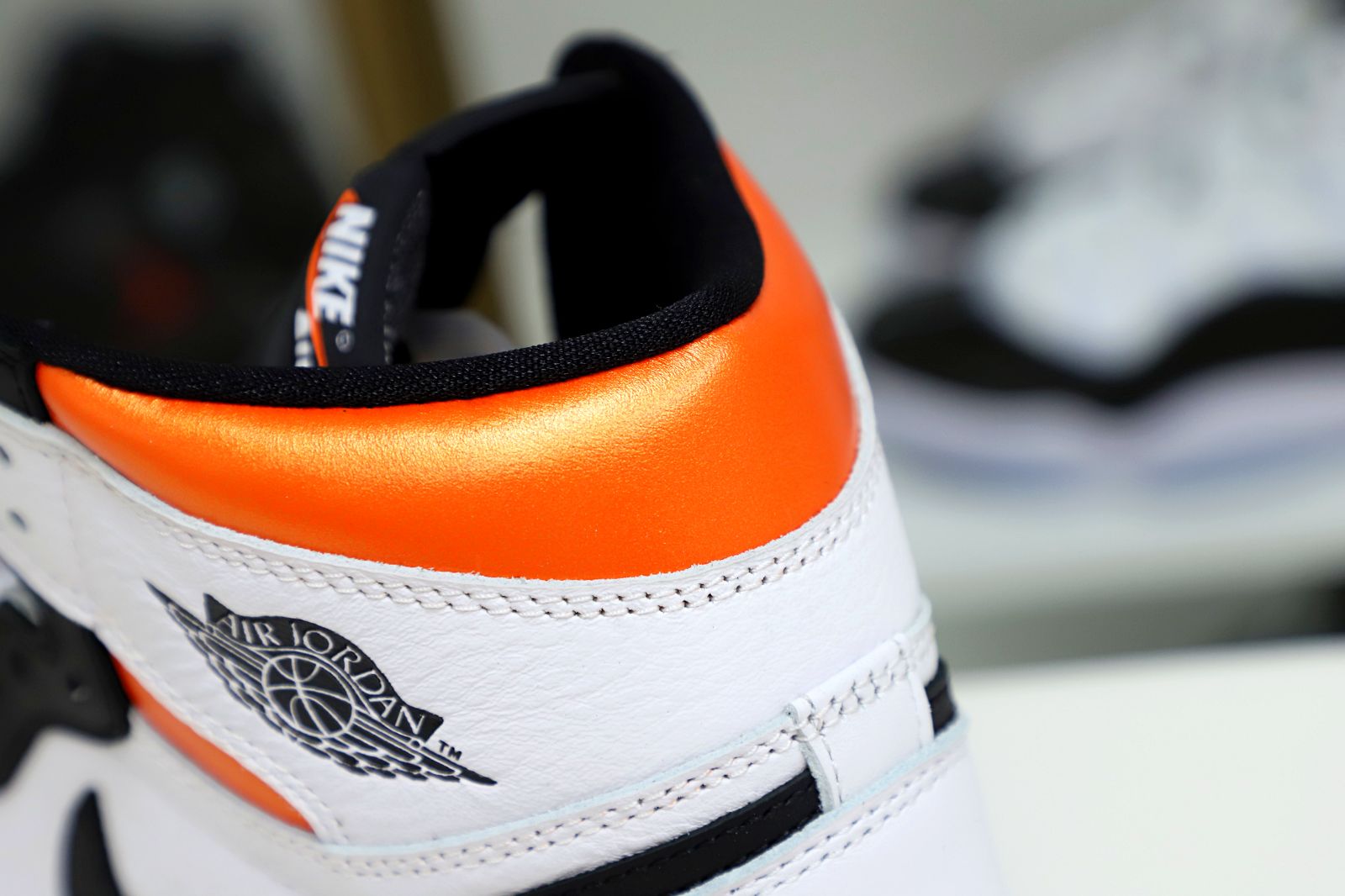 Kimi kick Air Jordan 1 Retro High OG Electro Orange'