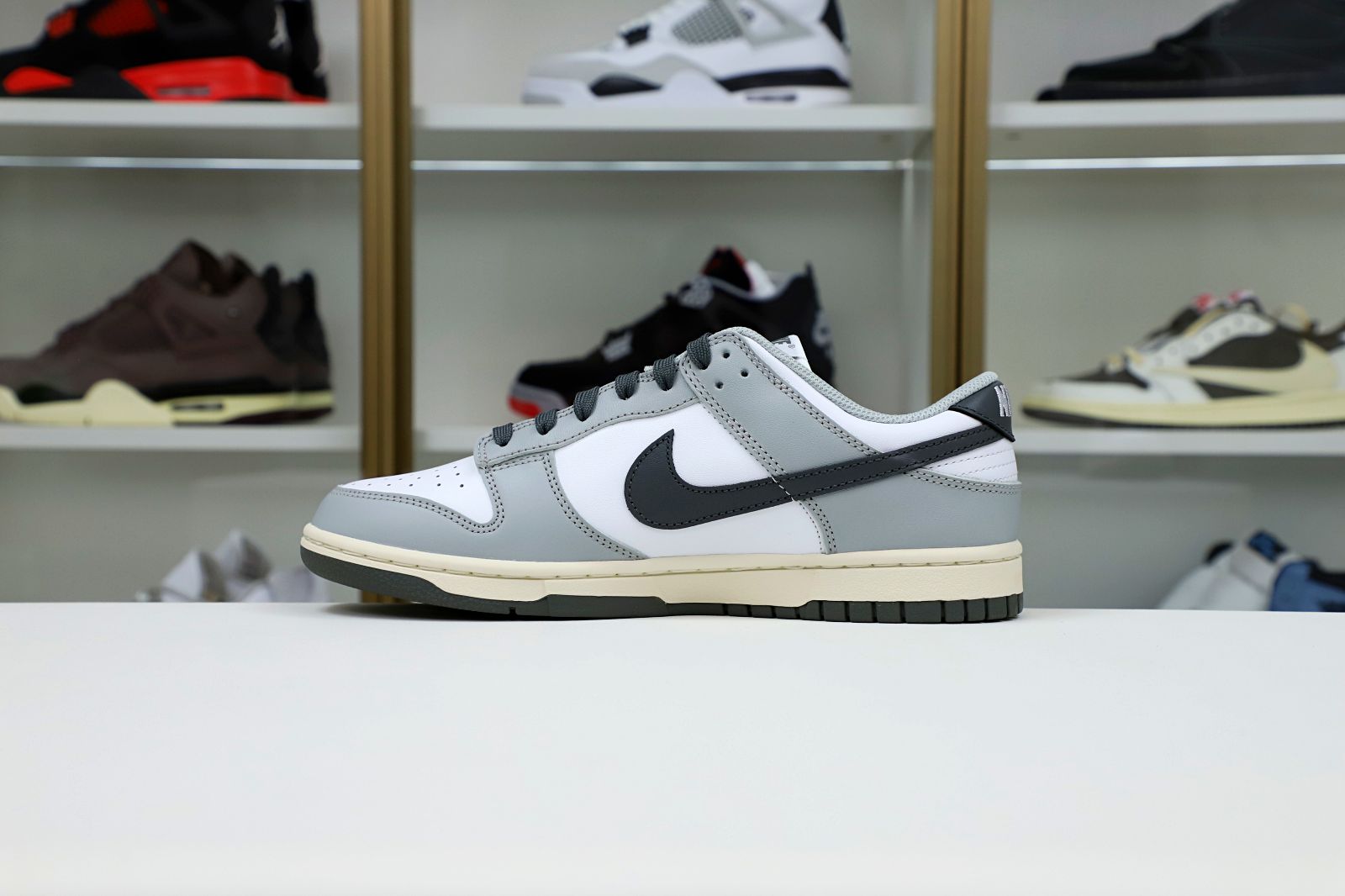 Kimi kick Nike Dunk Low  Light Smoke Grey