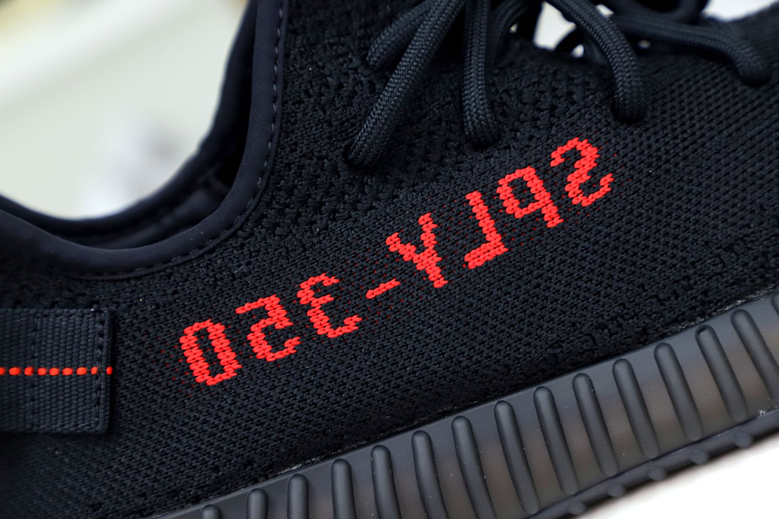 Kimi kick YEEZY BOOST 350 V2 'BRED'