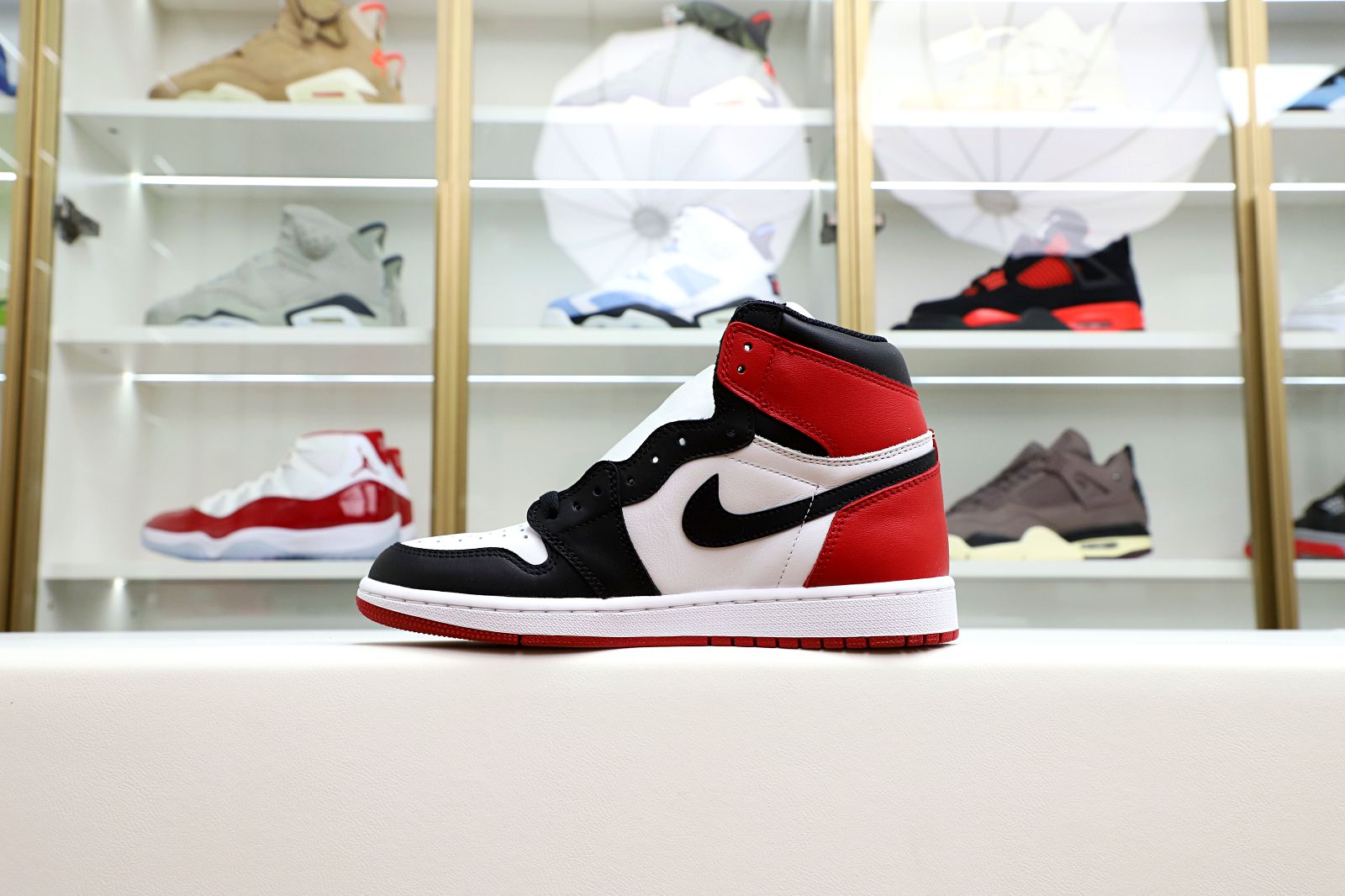 Kimi kick Air Jordan 1 Retro Black Toe (2016)