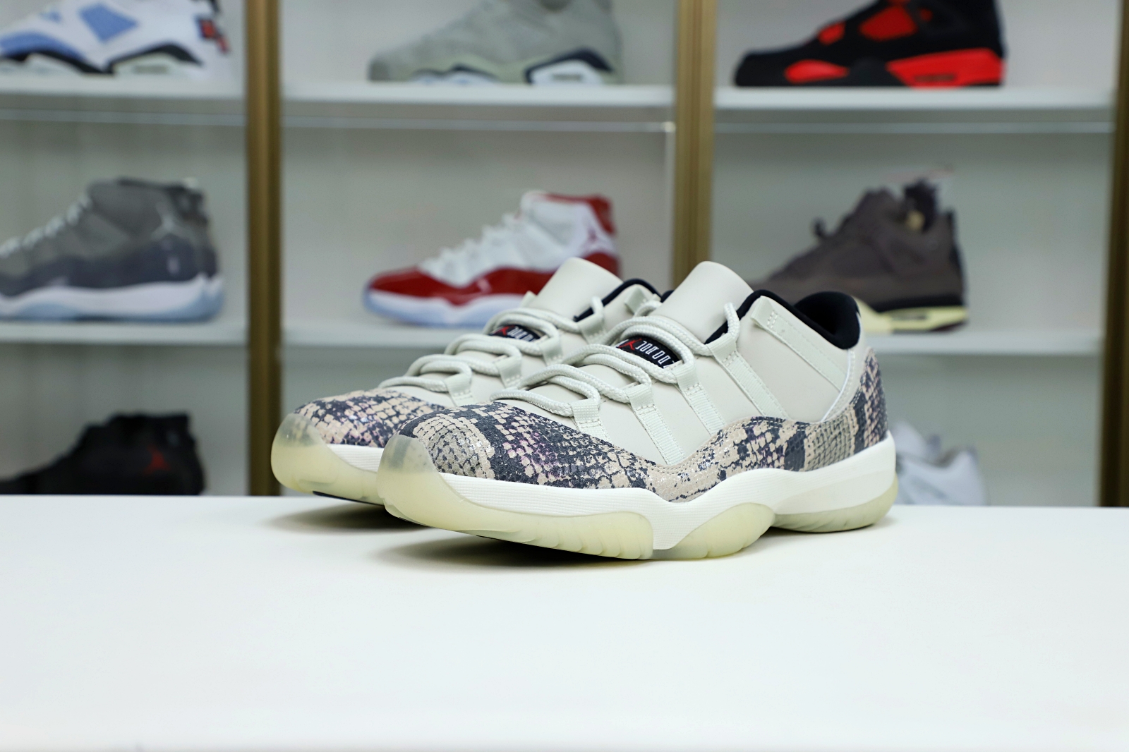 Kimi kick AIR JORDAN 11 LOW SNAKESKIN LIGHT BONE