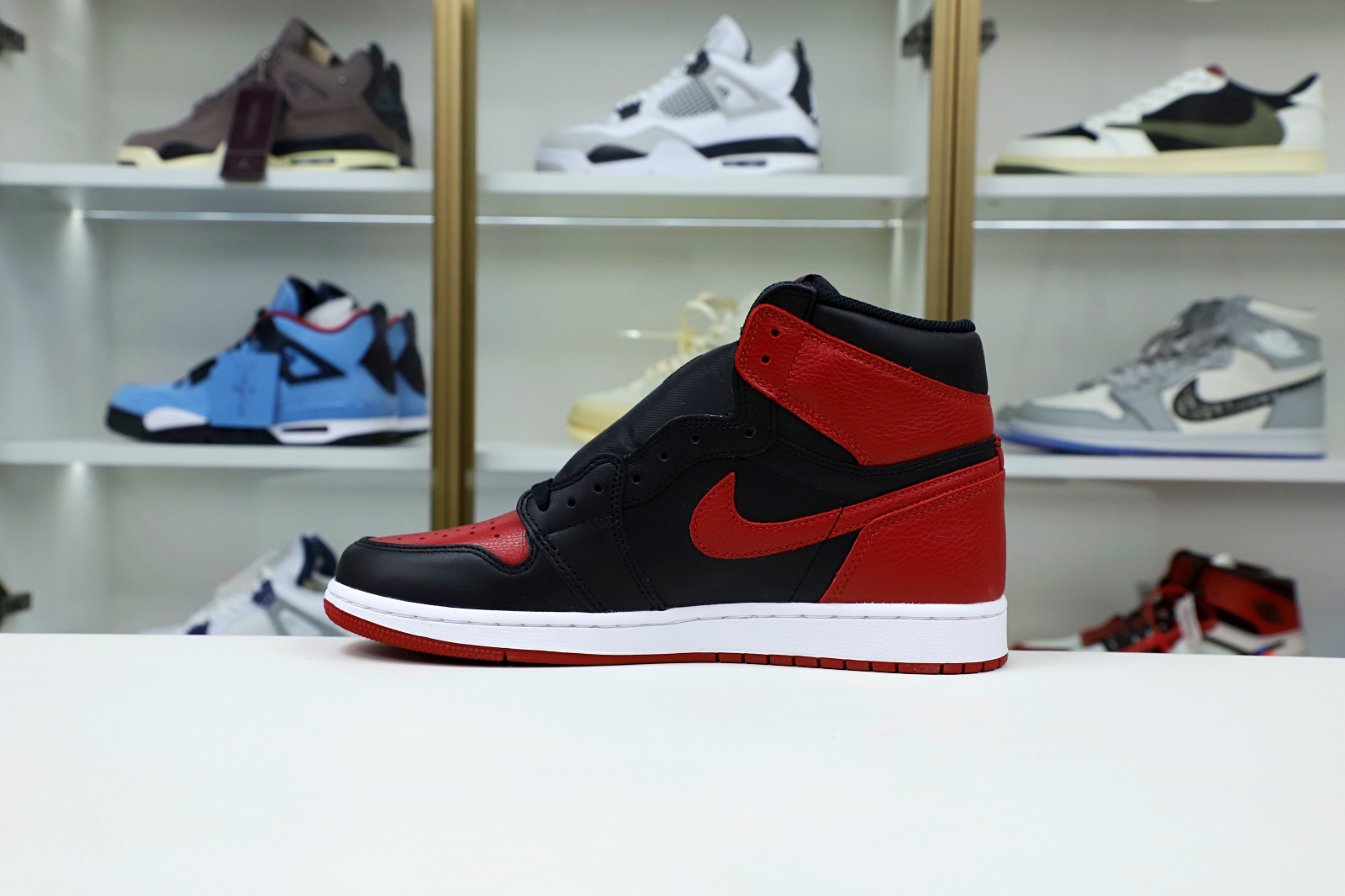 Kimi kick AIR JORDAN 1 RETRO HIGH OG 'BRED'