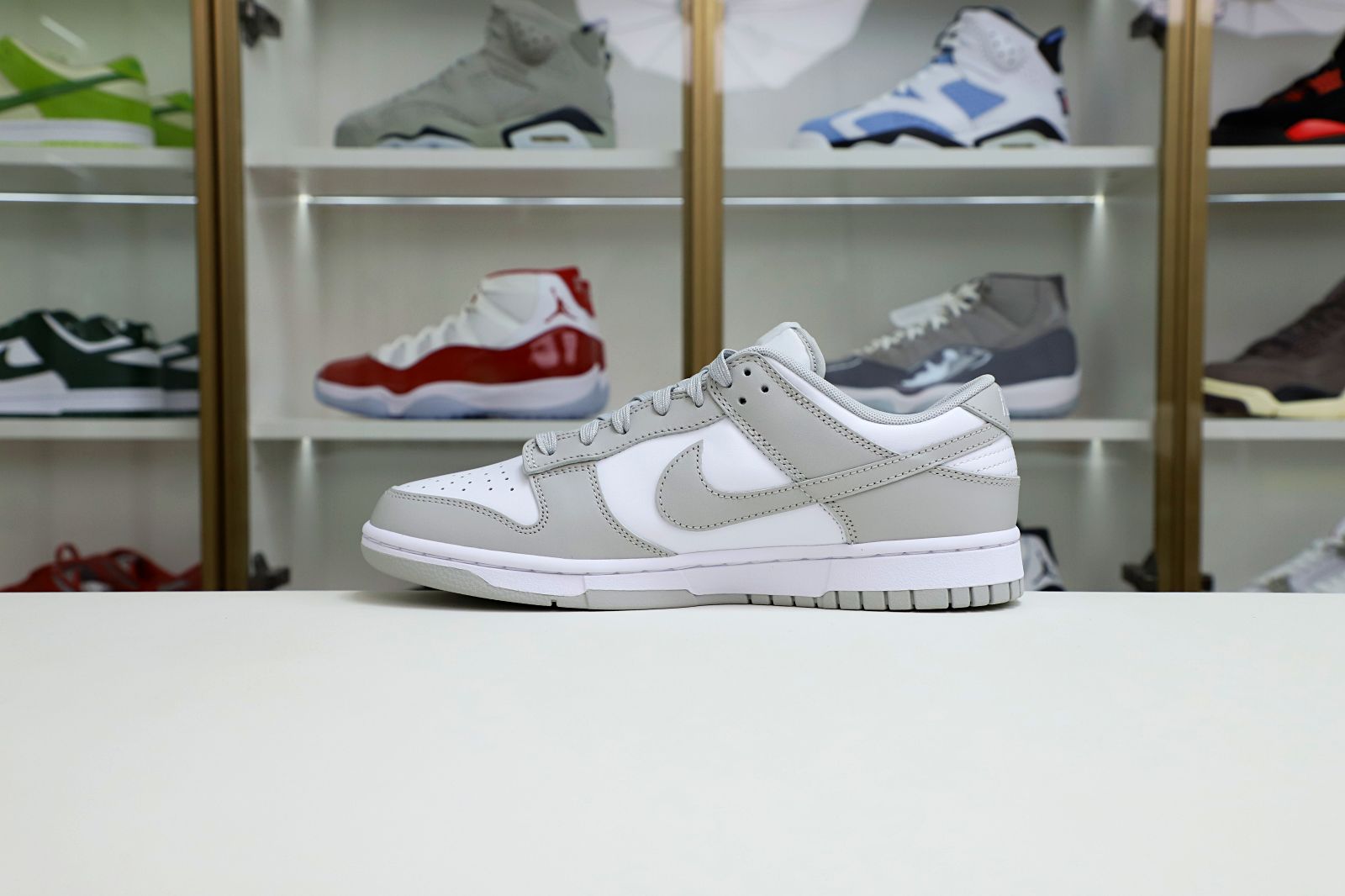 Kimi kick Nike Dunk Low Retro  Grey Fog