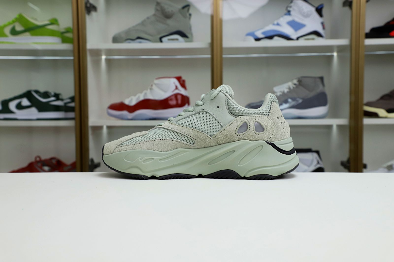 Kimi kick YEEZY BOOST 700 SALT