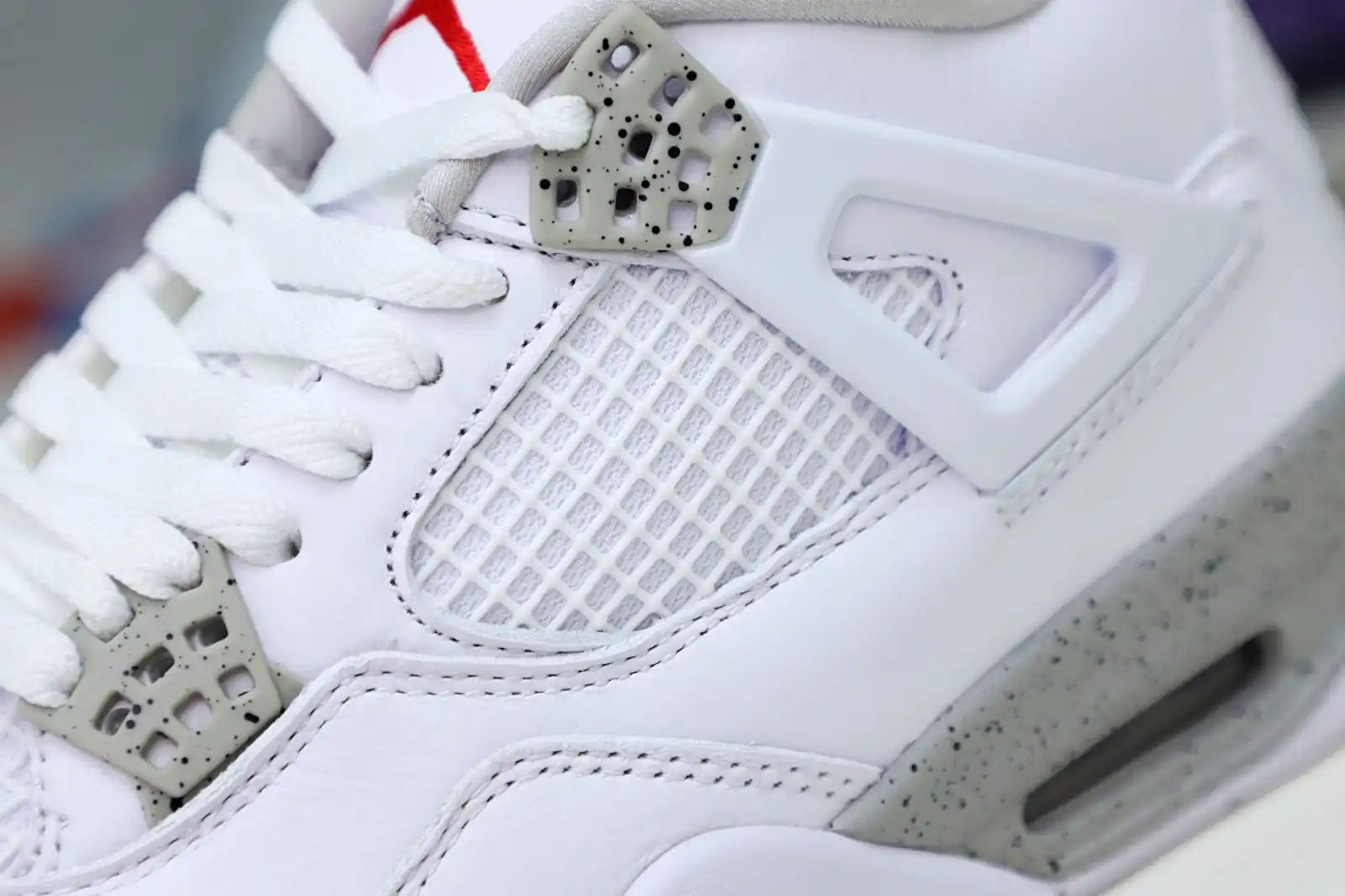 Reps Kimi kick AIR JORDAN 4 RETRO 'WHITE OREO'