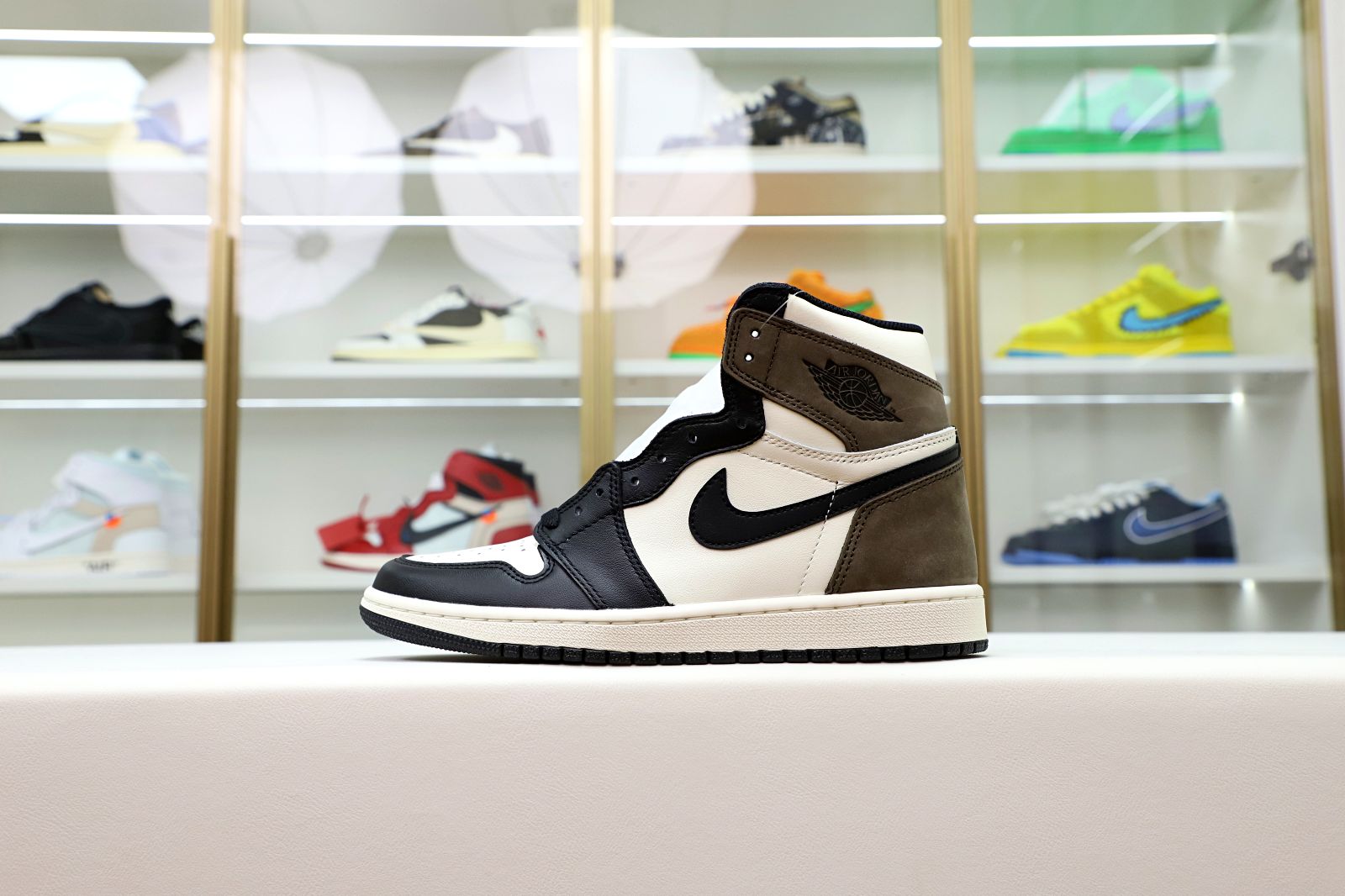 Kimi kick AIR JORDAN 1 RETRO HIGH OG 'DARK MOCHA'