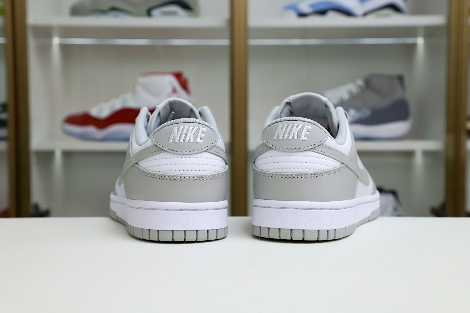 Kimi kick Nike Dunk Low Retro  Grey Fog