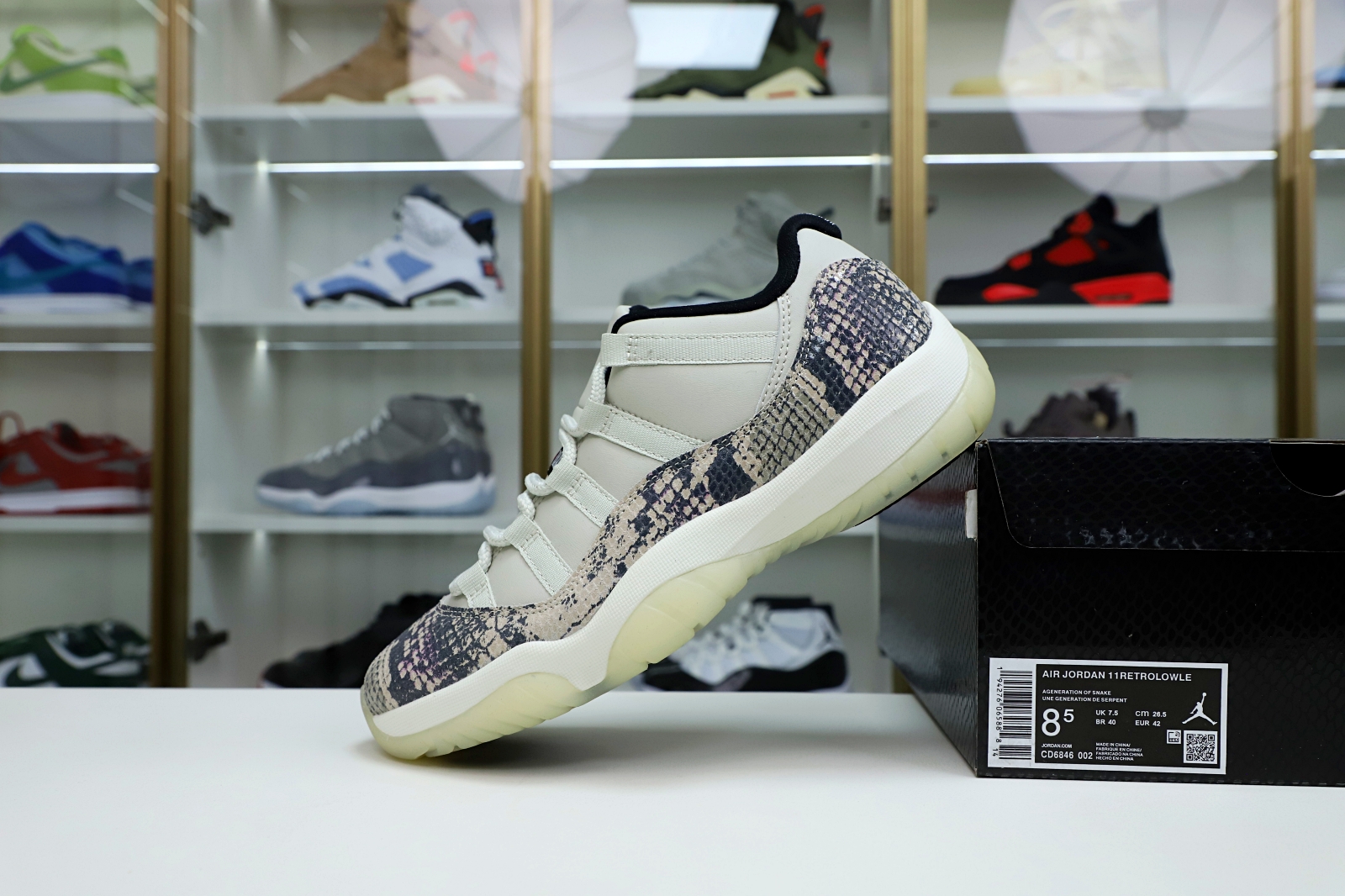 Kimi kick AIR JORDAN 11 LOW SNAKESKIN LIGHT BONE