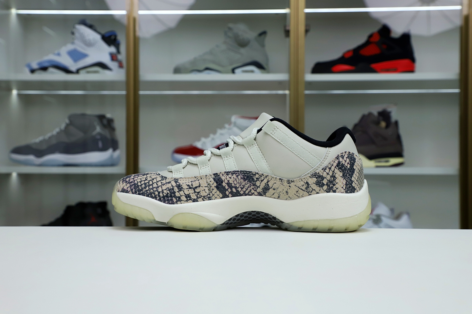 Kimi kick AIR JORDAN 11 LOW SNAKESKIN LIGHT BONE