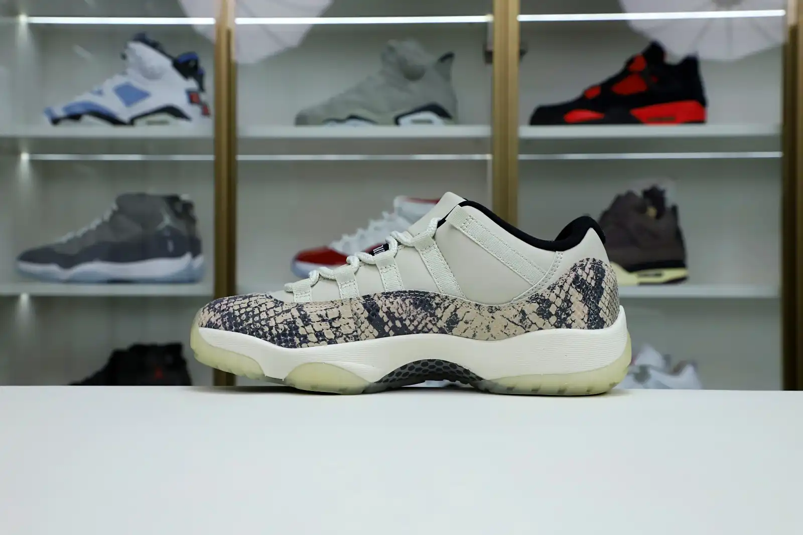 Kimikick AIR JORDAN 11 LOW SNAKESKIN LIGHT BONE