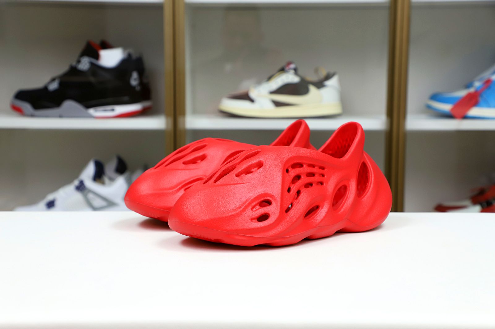 Kimi kick YEEZY FOAM RUNNER 'VERMILION'