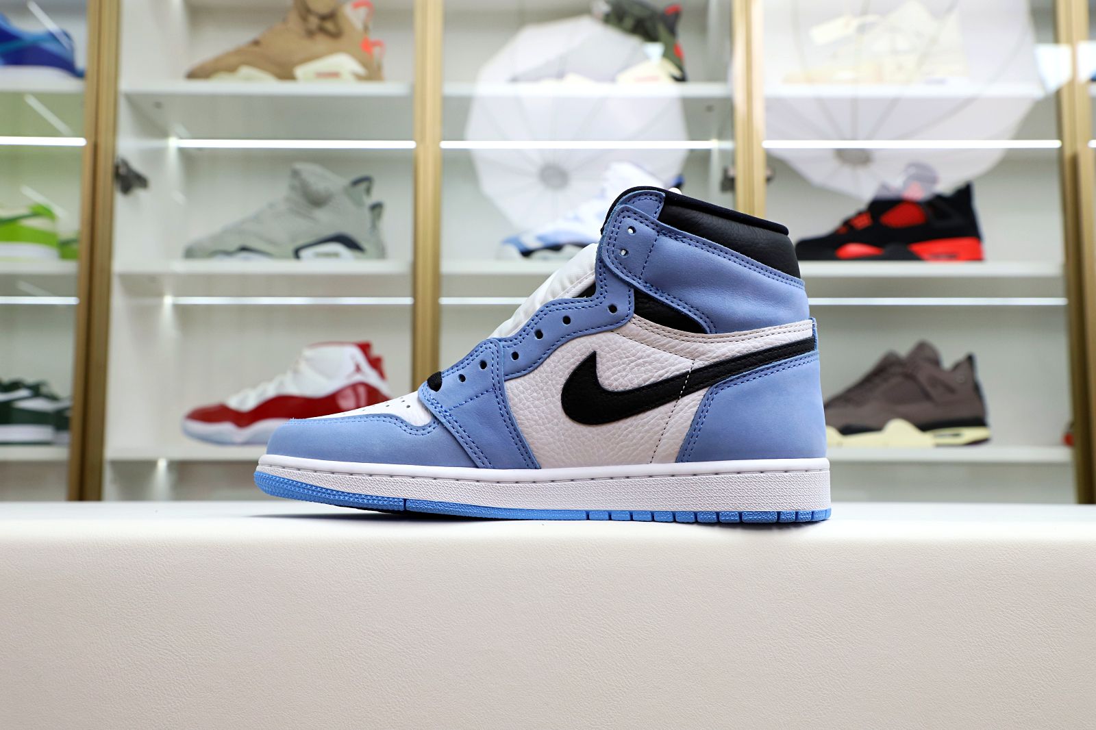 Kimi kick AIR JORDAN 1 RETRO HIGH OG 'UNIVERSITY