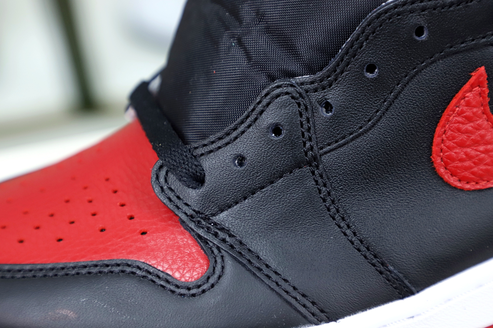 Kimi kick AIR JORDAN 1 RETRO HIGH OG 'BRED'