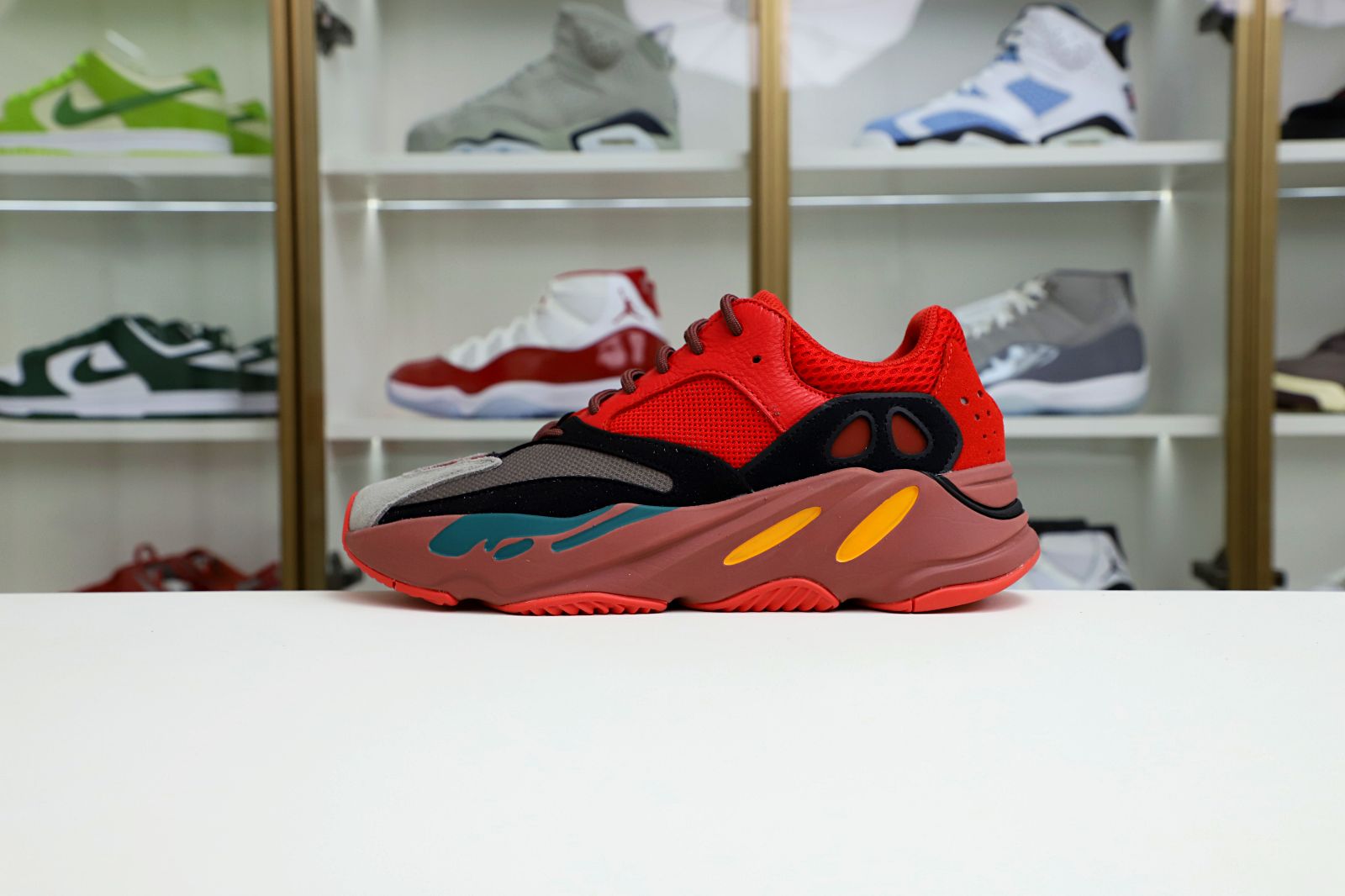 Kimi kick YEEZY BOOST 700 HI-RES RED HQ6979