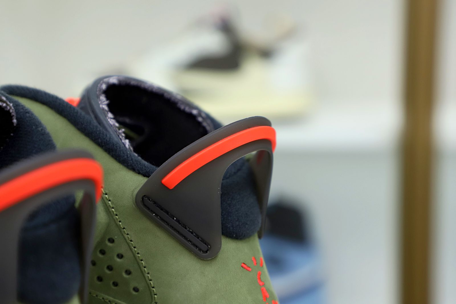 Kimi kick TRAVIS SCOTT X AIR JORDAN 6 RETRO 'OLIVE'