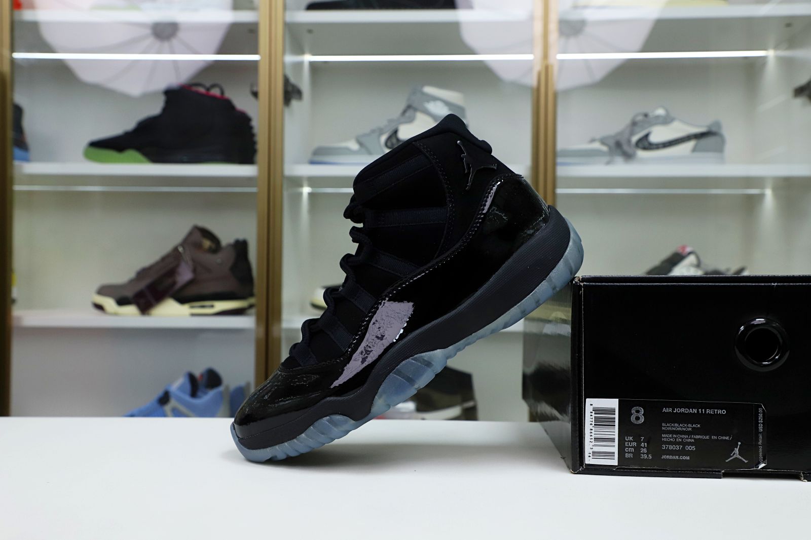 Kimi kick AIR JORDAN 11 RETRO 'CAP AND GOWN'