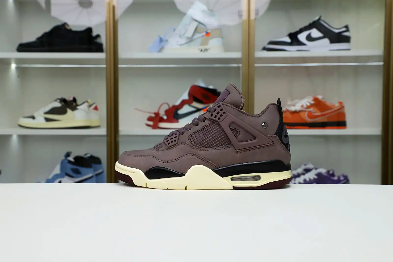 Reps Kimi kick AIR JORDAN 4 AM