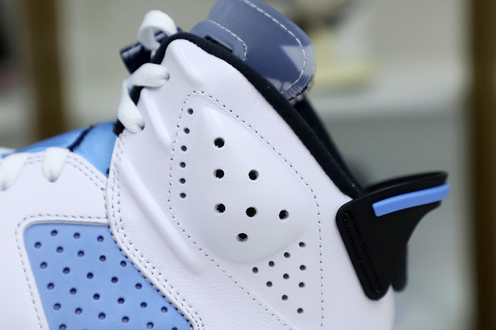 Kimi kick AIR JORDAN 6 RETRO 'UNC HOME'