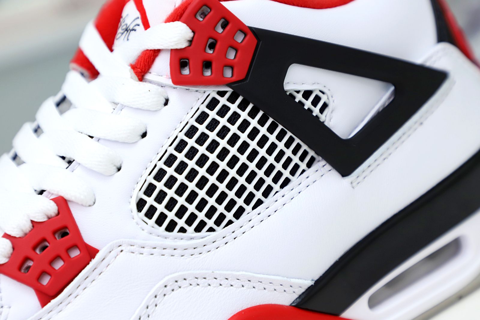 Kimi kick AIR JORDAN 4 RETRO 'FIRE RED' 2012