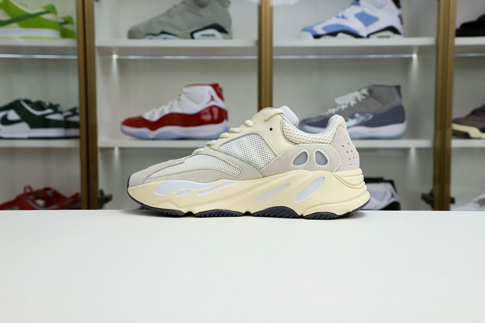 Kimi kick YEEZY BOOST 700 'ANALOG'