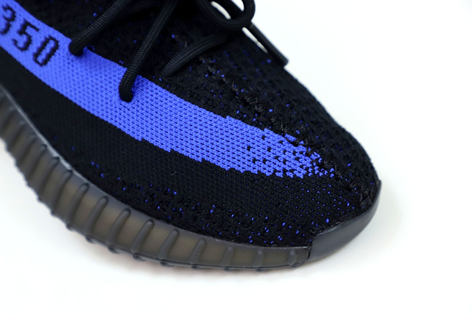 Kimi kick YEEZY BOOST 350 V2 'DAZZLING BLUE'