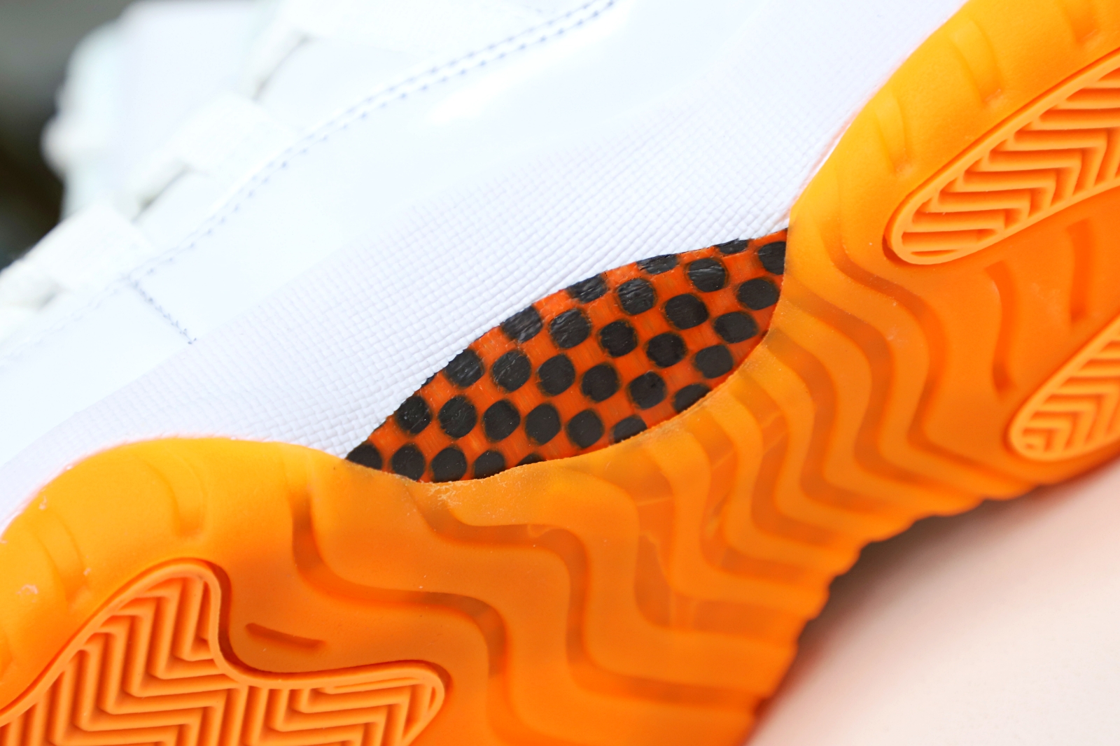 Kimi kick WMNS AIR JORDAN 11 RETRO LOW 'BRIGHT CITRUS'