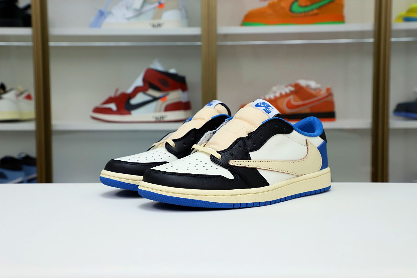 Kimi kick FRAGMENT DESIGN X TRAVIS SCOTT X AIR JORDAN 1 LOW