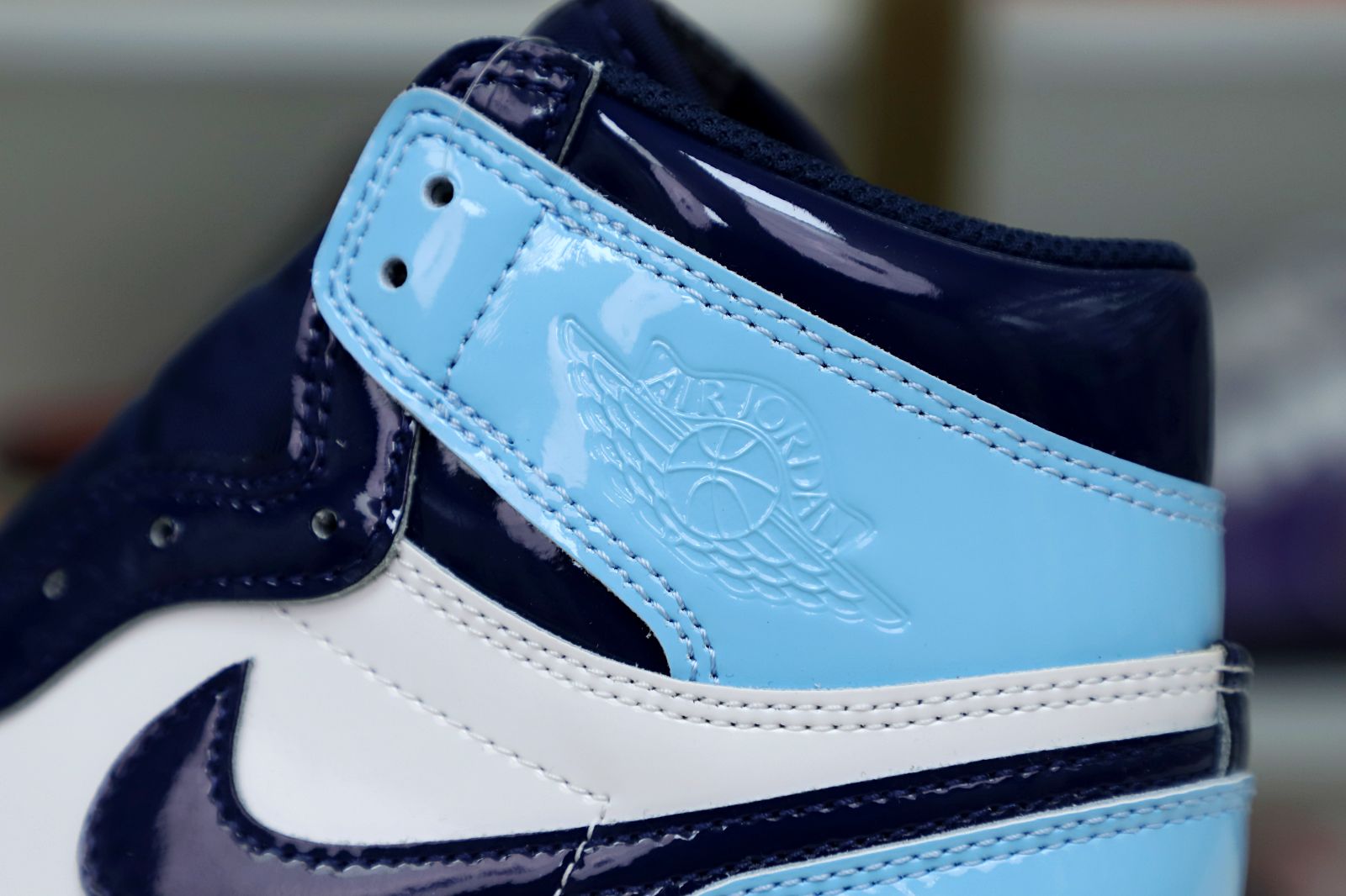 Kimi kick WMNS AIR JORDAN 1 RETRO HIGH OG 'BLUE CHILL'