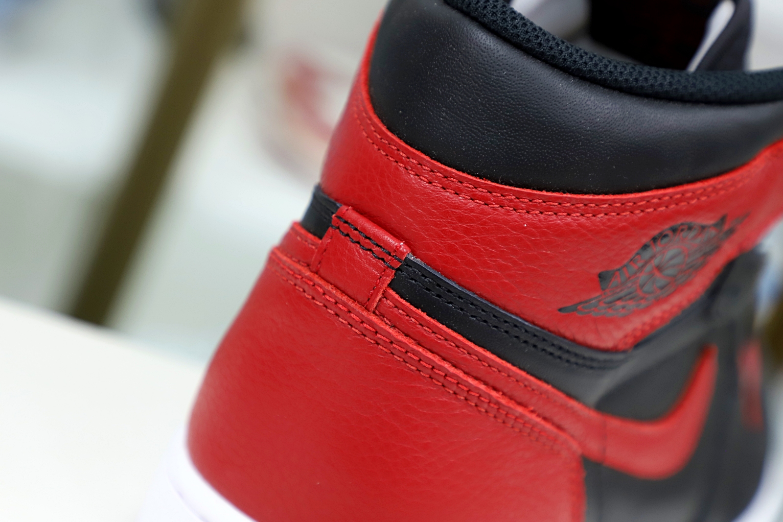 Kimi kick AIR JORDAN 1 RETRO HIGH OG 'BRED'