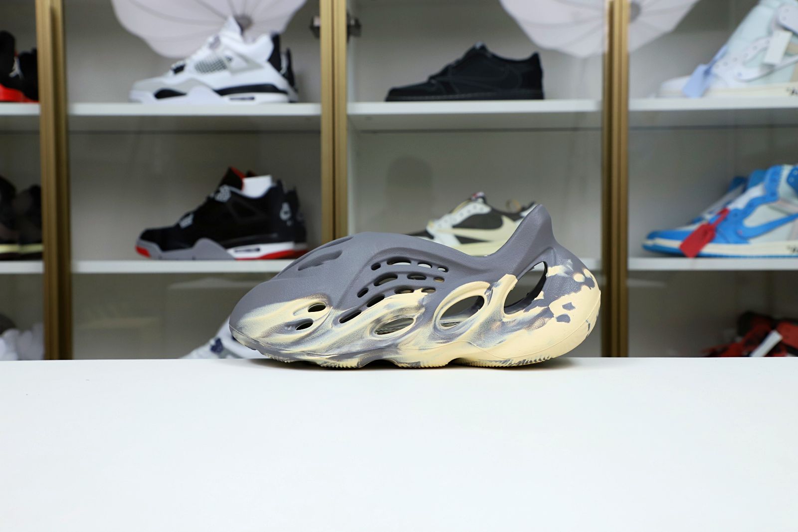 Kimi kick YEEZY FOAM RUNNER 'MXT MOON GREY'