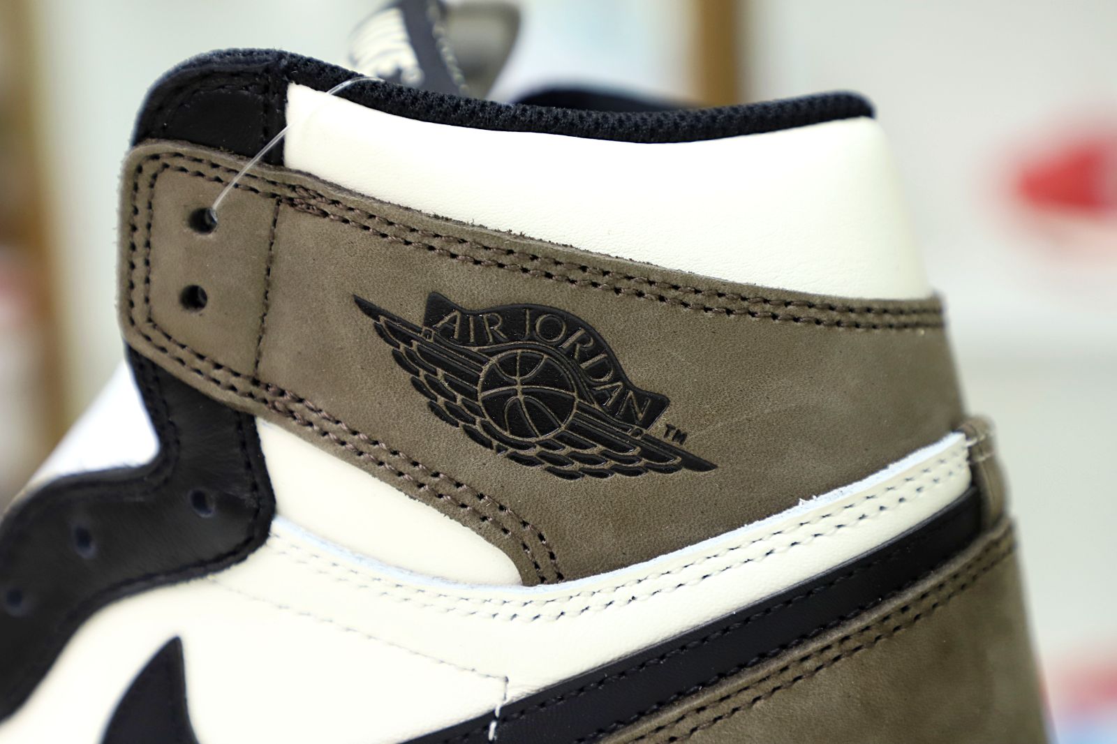 Kimi kick AIR JORDAN 1 RETRO HIGH OG 'DARK MOCHA'