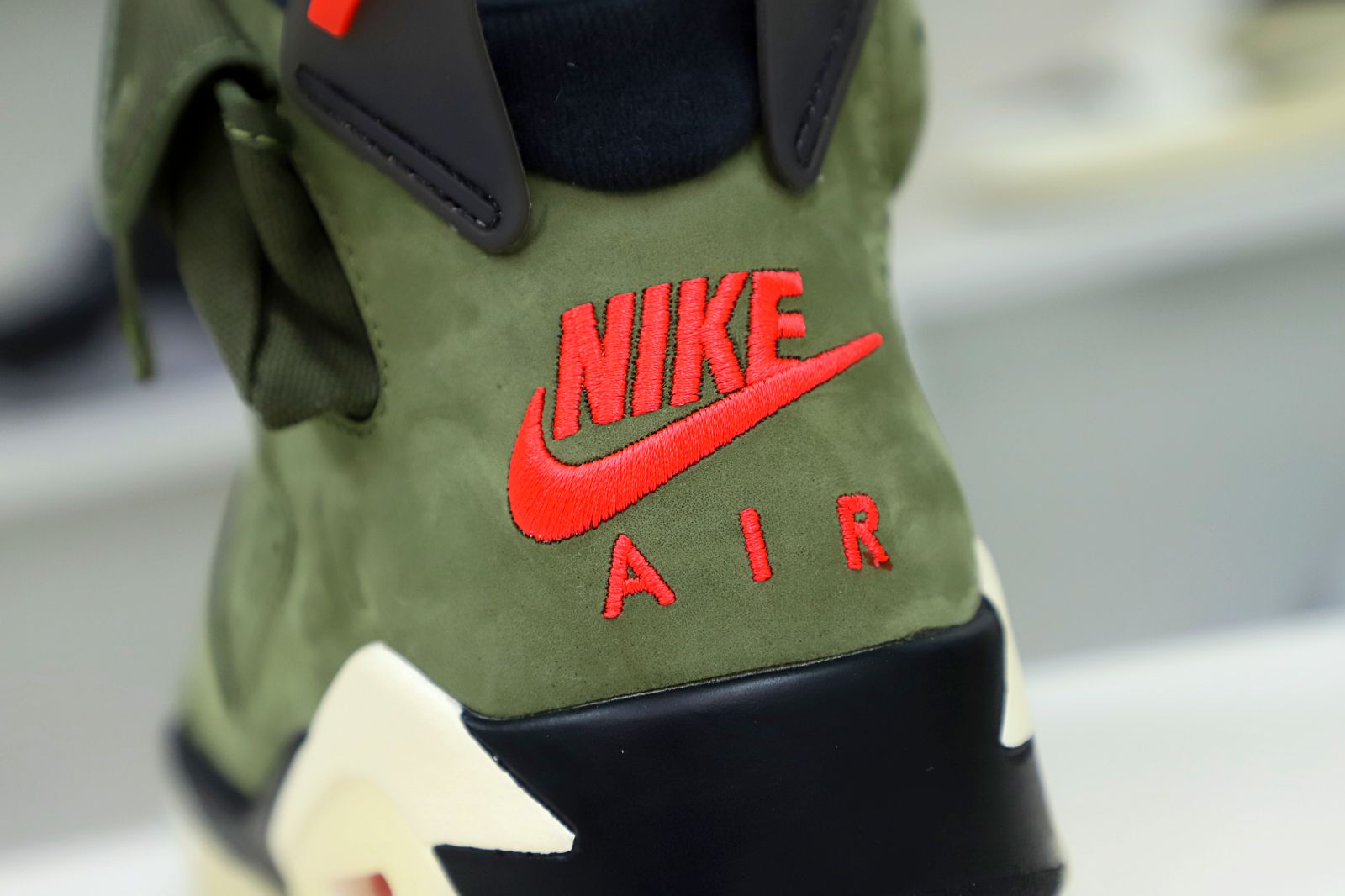 Kimi kick TRAVIS SCOTT X AIR JORDAN 6 RETRO 'OLIVE'