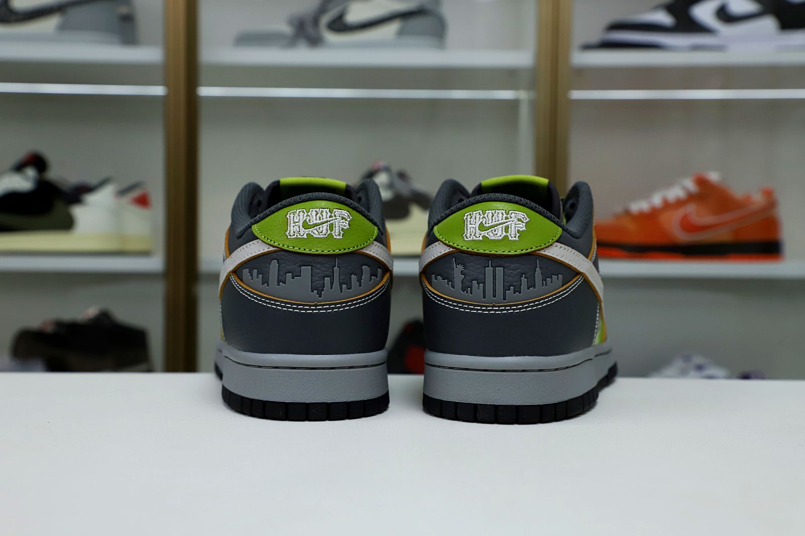 Kimi kick HUF NIKE SB DUNK LOW FRIENDS AND FAMILY